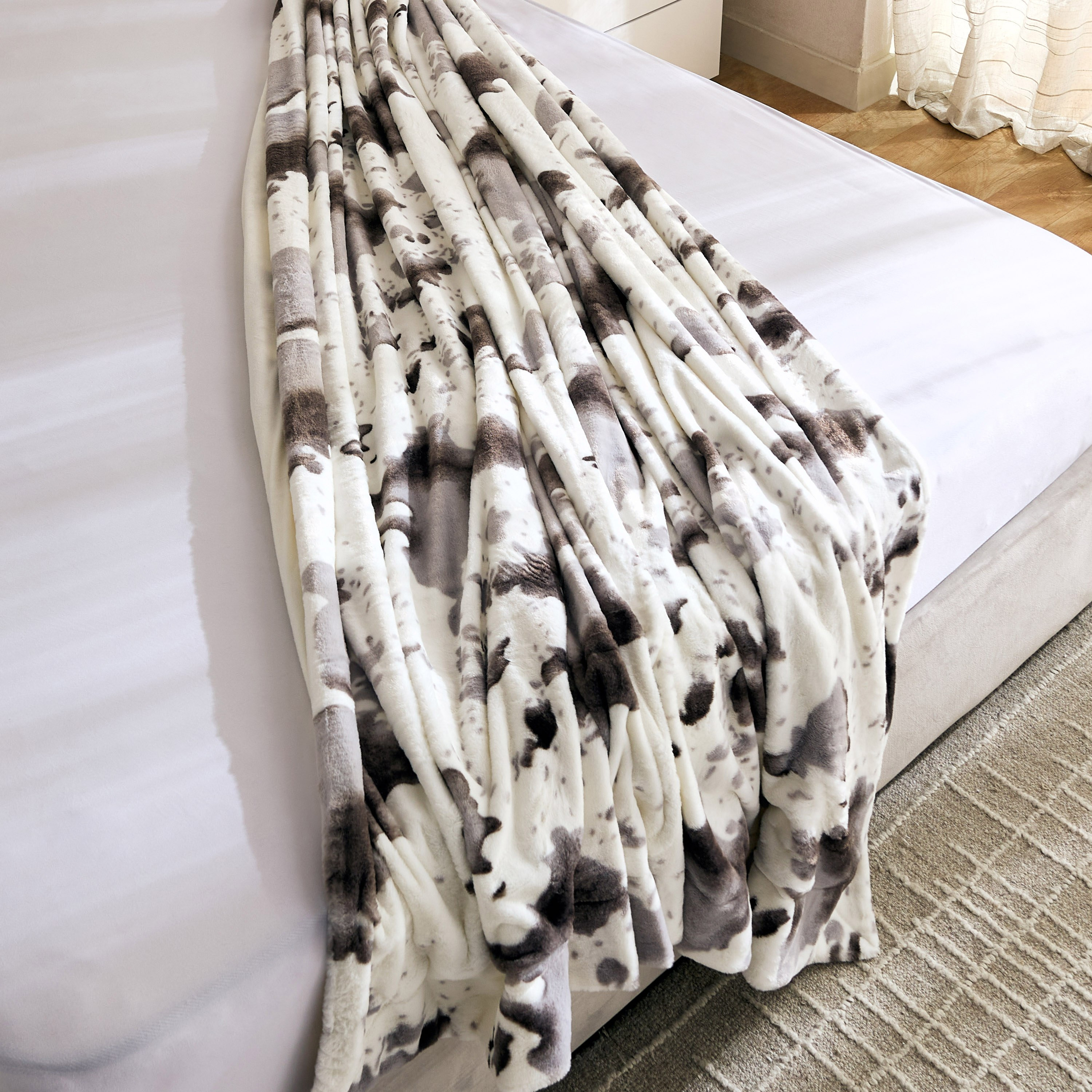 Cozy Plush Animal Cowhide Print King Blanket - 220x240 cm-hbxhomeware-hbxbedroom-image-3