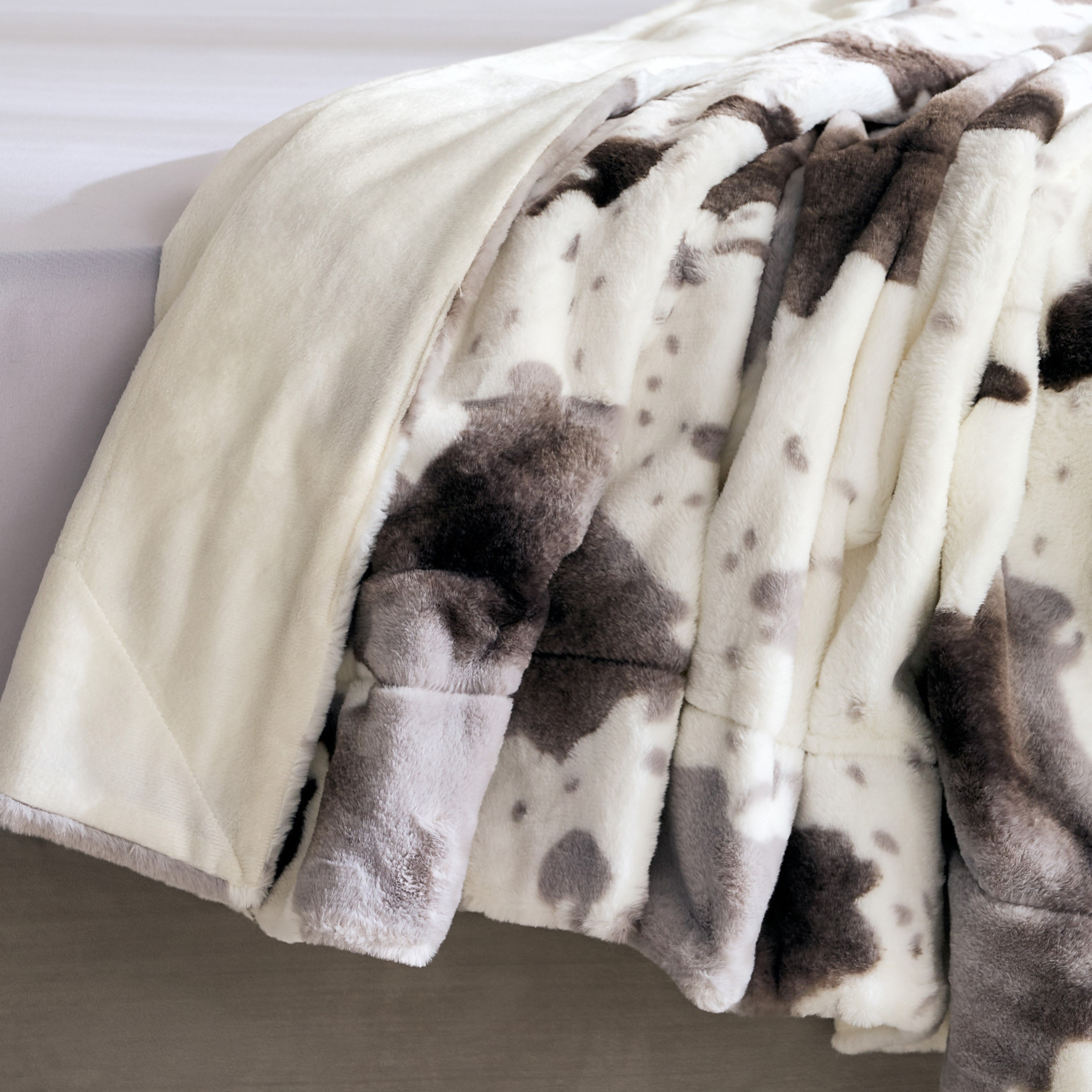 Cozy Plush Animal Cowhide Print King Blanket - 220x240 cm-hbxhomeware-hbxbedroom-image-4