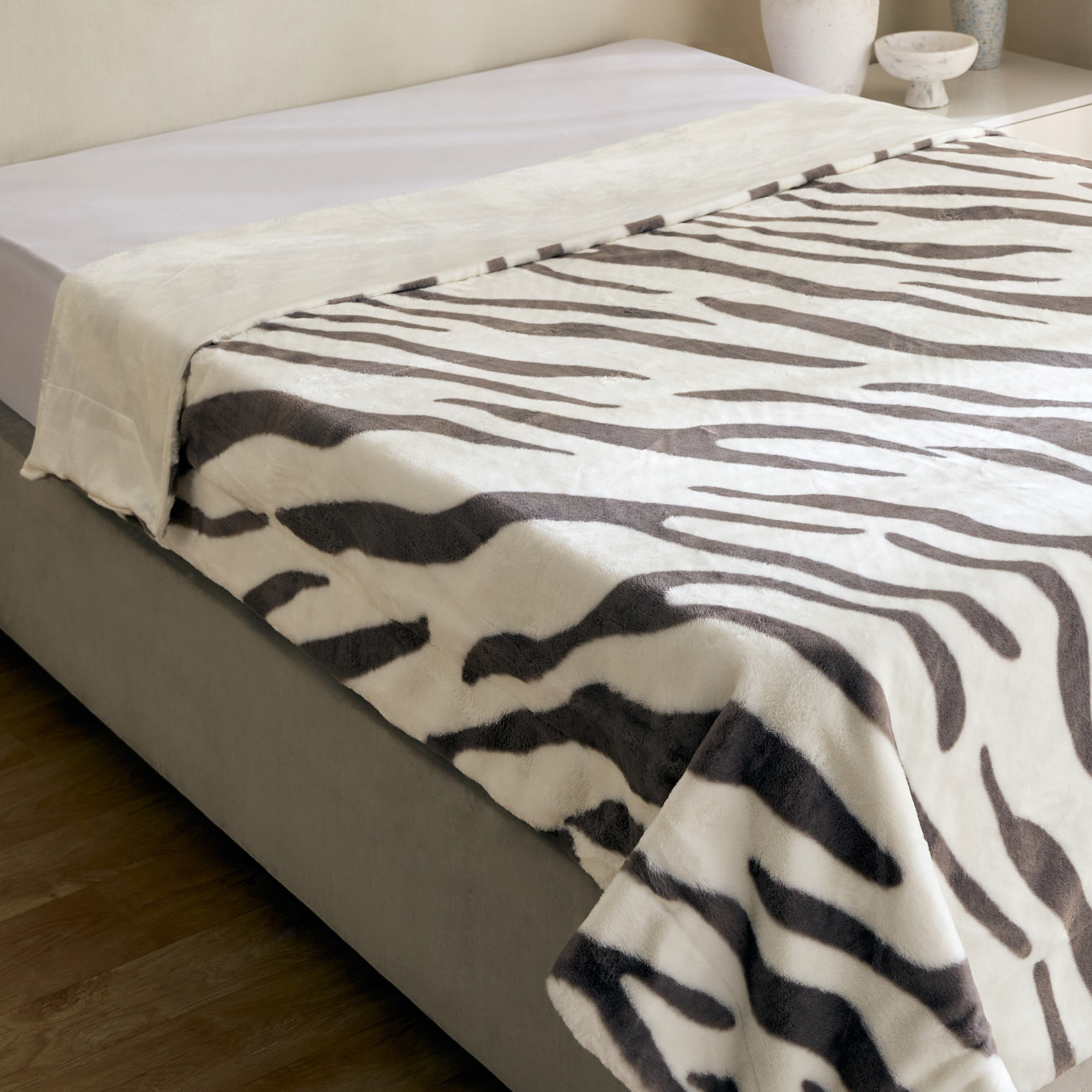 Cozy Plush Animal Zebra Print Twin Blanket - 150x220 cm-hbxhomeware-hbxbedroom-image-1