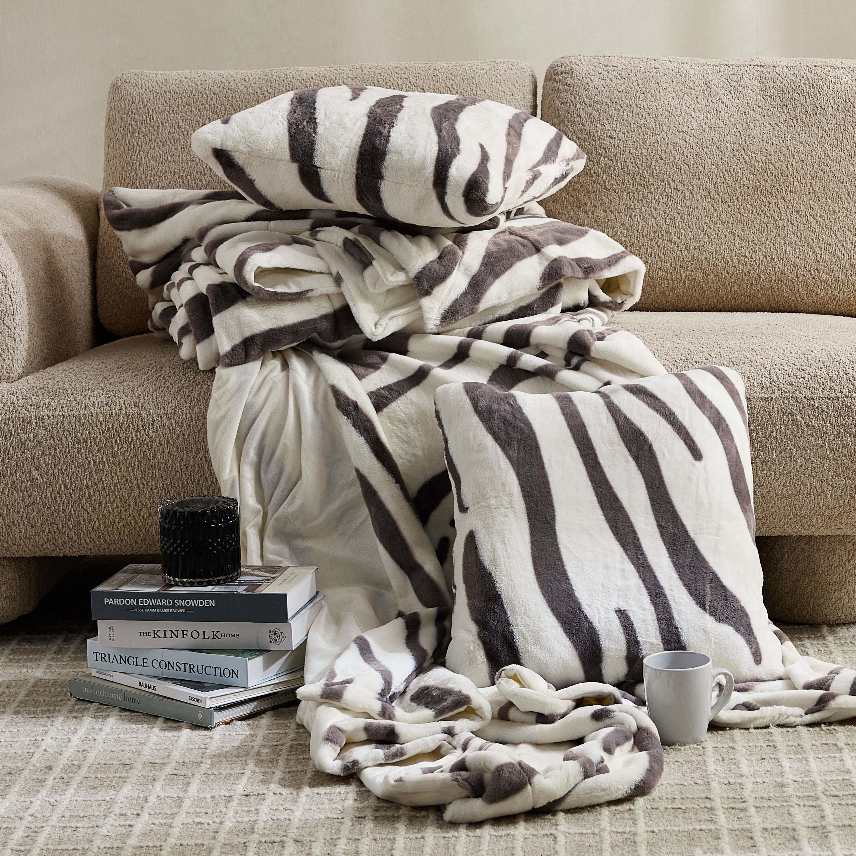 Cozy Plush Animal Zebra Print Twin Blanket - 150x220 cm-hbxhomeware-hbxbedroom-image-8