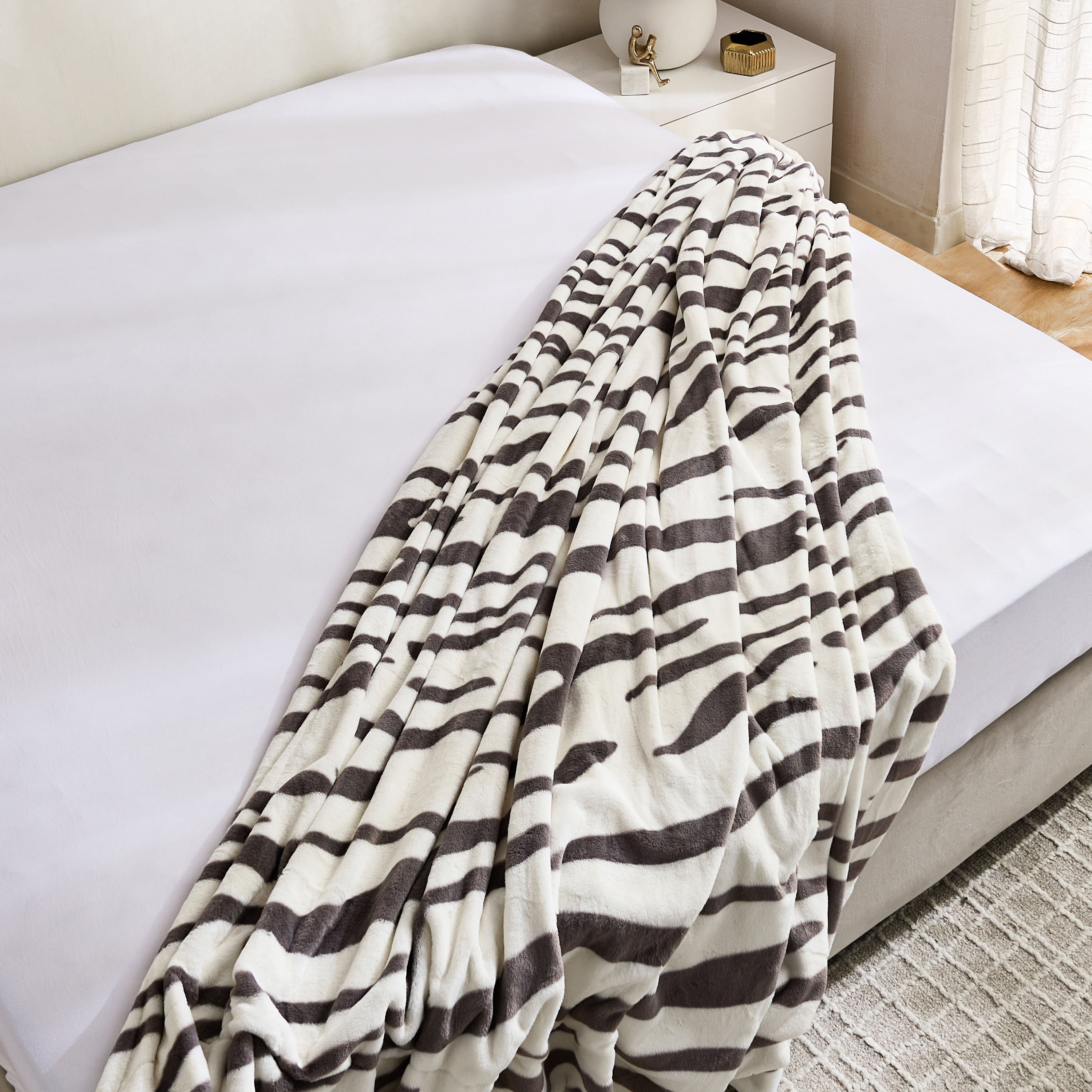 Cozy Plush Animal Zebra Print King Blanket - 220x240 cm-hbxhomeware-hbxbedroom-image-4