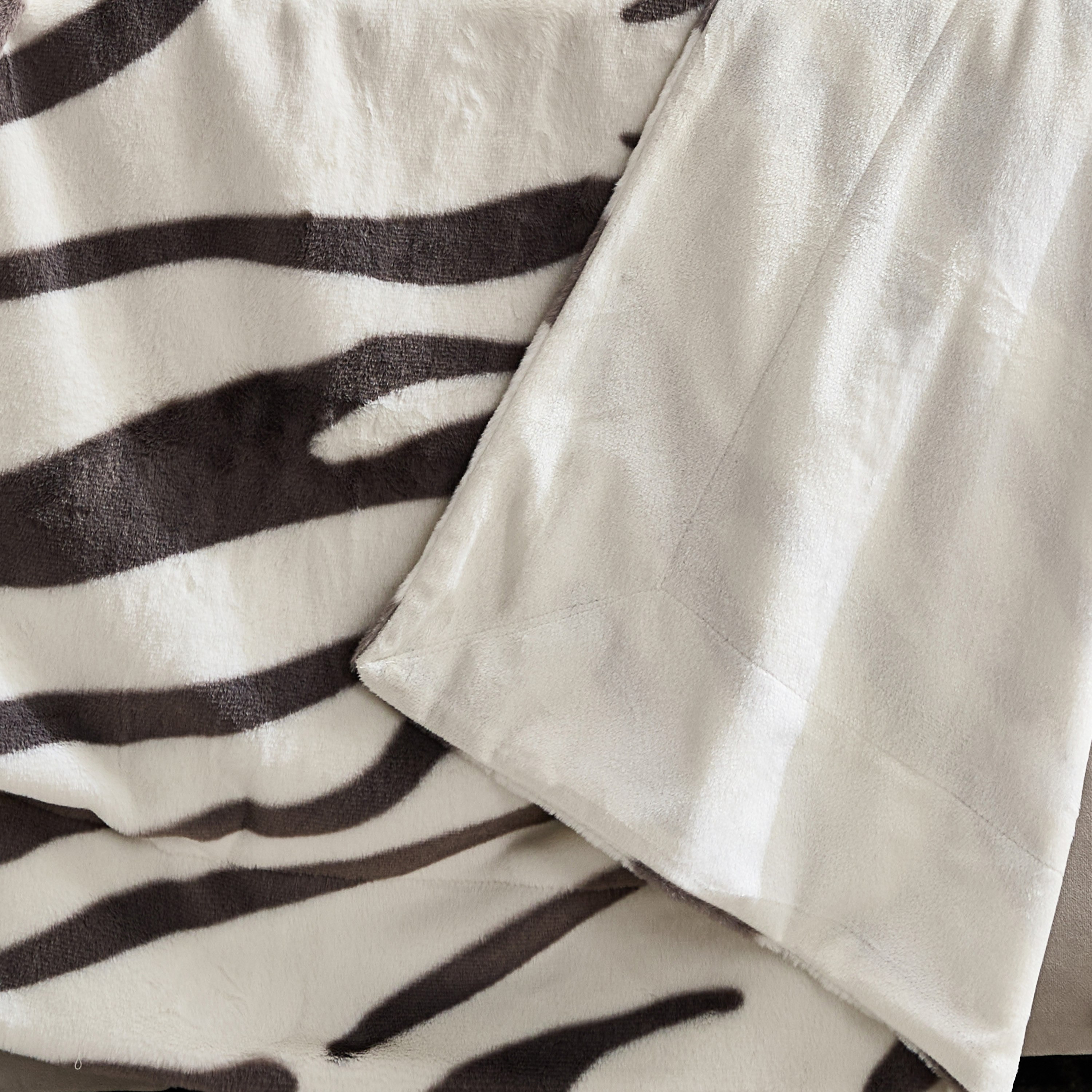 Cozy Plush Animal Zebra Print King Blanket - 220x240 cm-hbxhomeware-hbxbedroom-image-5