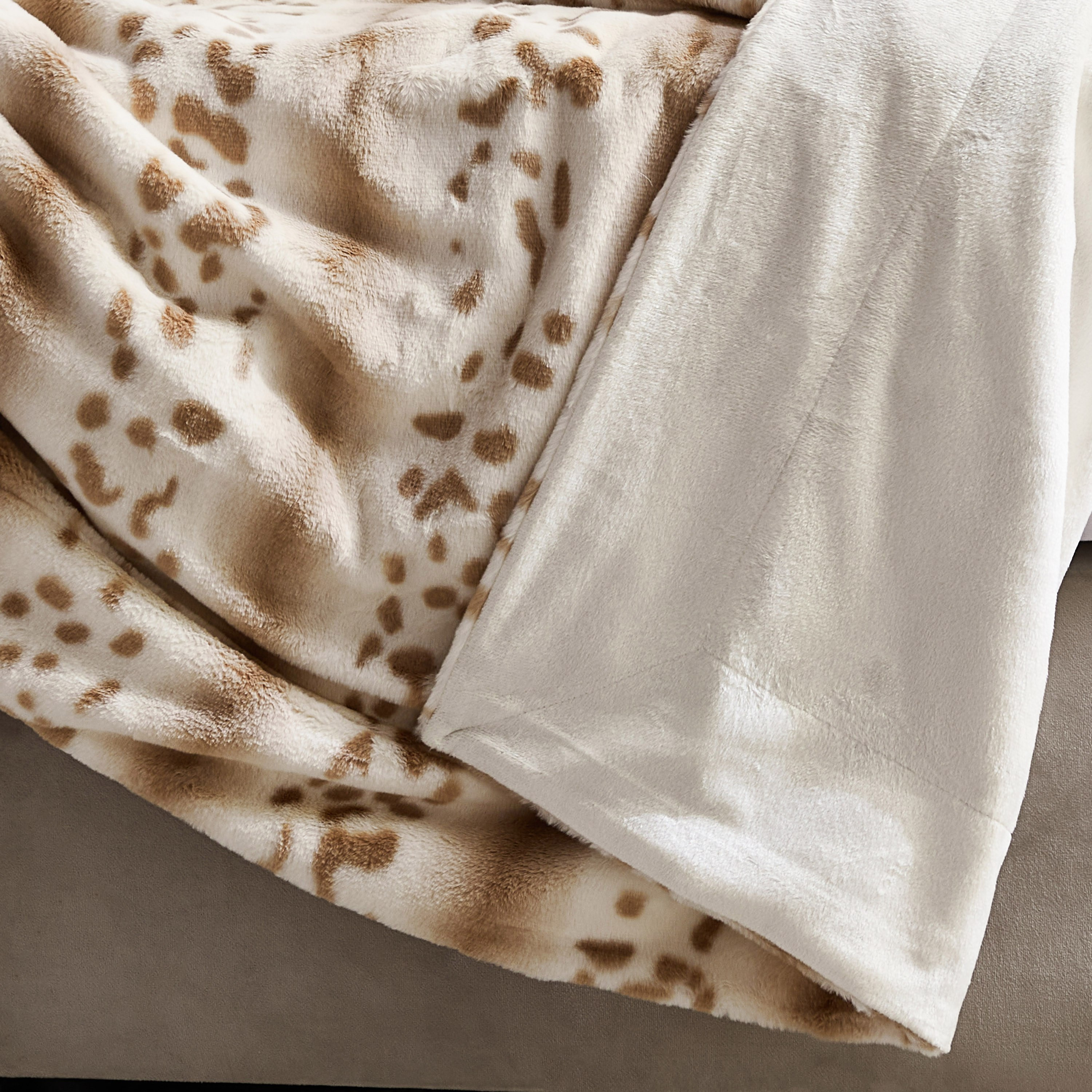 Cozy Plush Animal Leo Print Twin Blanket - 150x220 cm-hbxhomeware-hbxbedroom-image-5