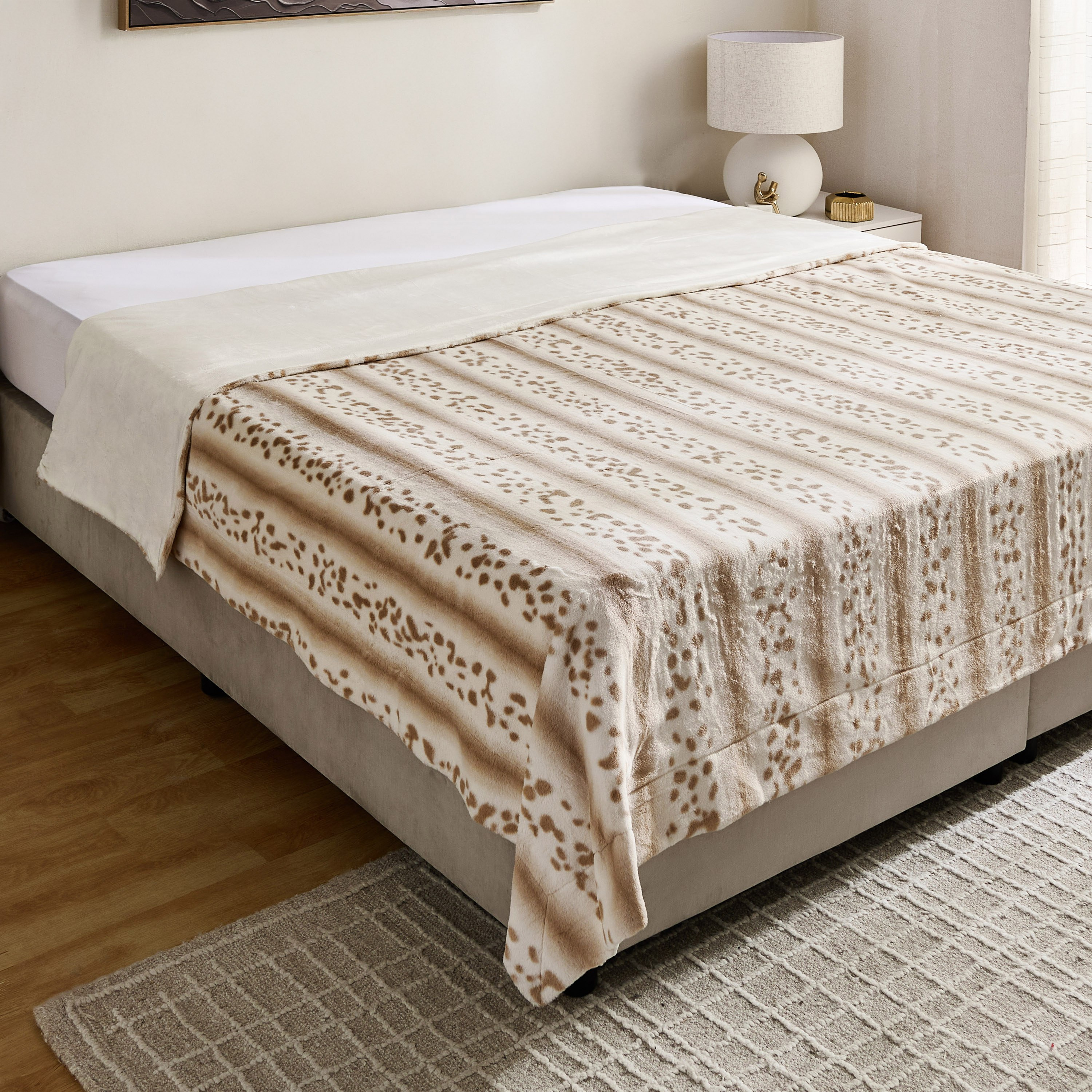 Cozy Plush Animal Leo Print King Blanket - 220x240 cm-hbxhomeware-hbxbedroom-image-2