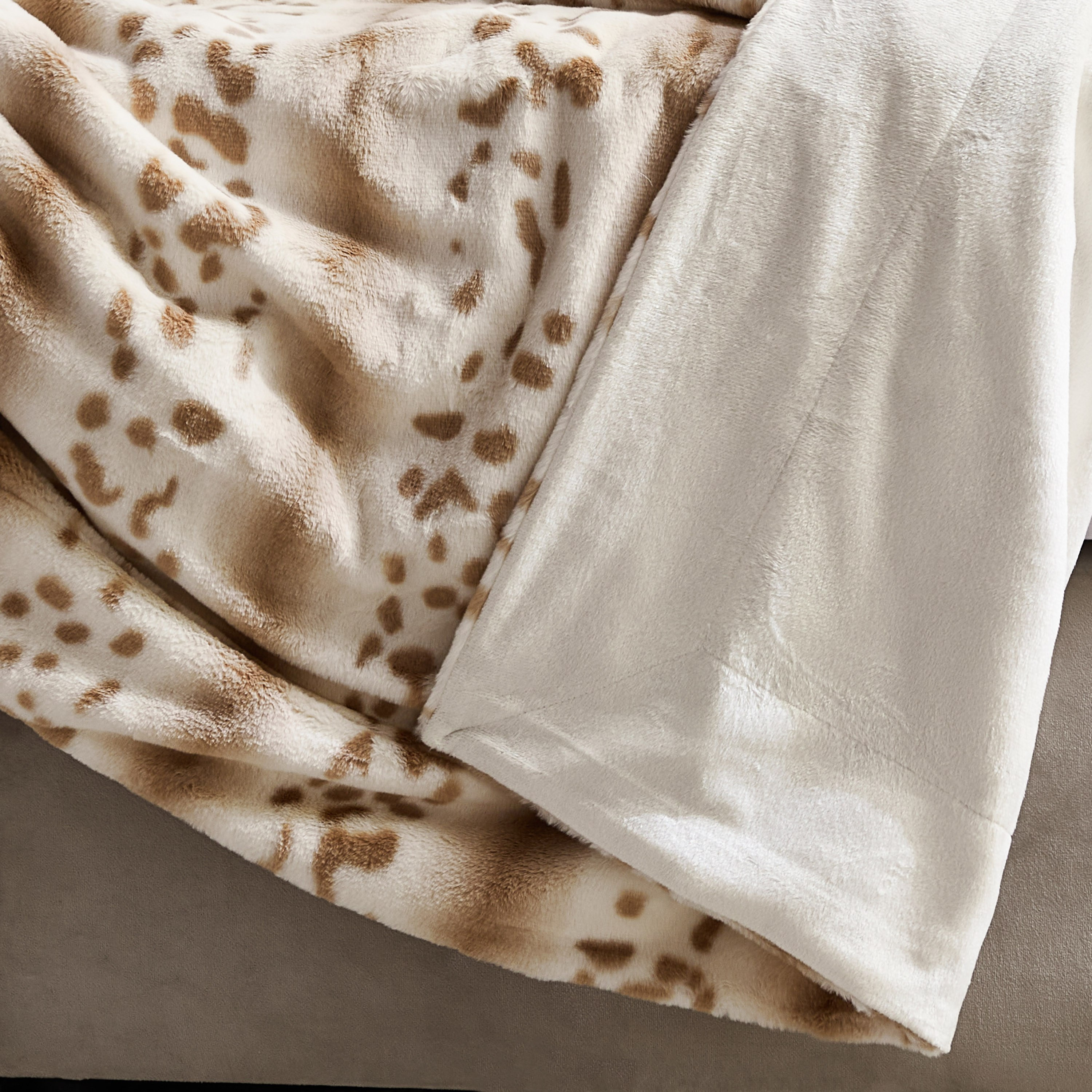 Cozy Plush Animal Leo Print King Blanket - 220x240 cm-hbxhomeware-hbxbedroom-image-5