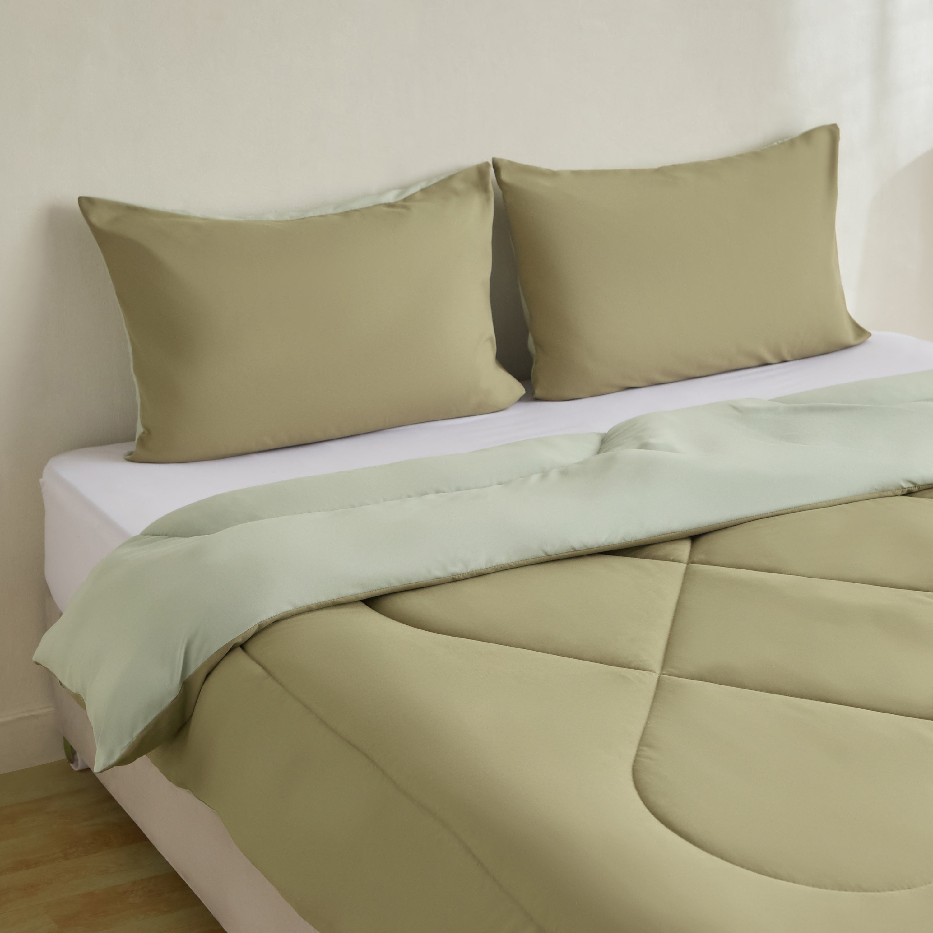 Derby Reversible Microfibre 3-Piece Super King Comforter Set - 240x240 cm-hbxhomeware-hbxbedroom-image-1