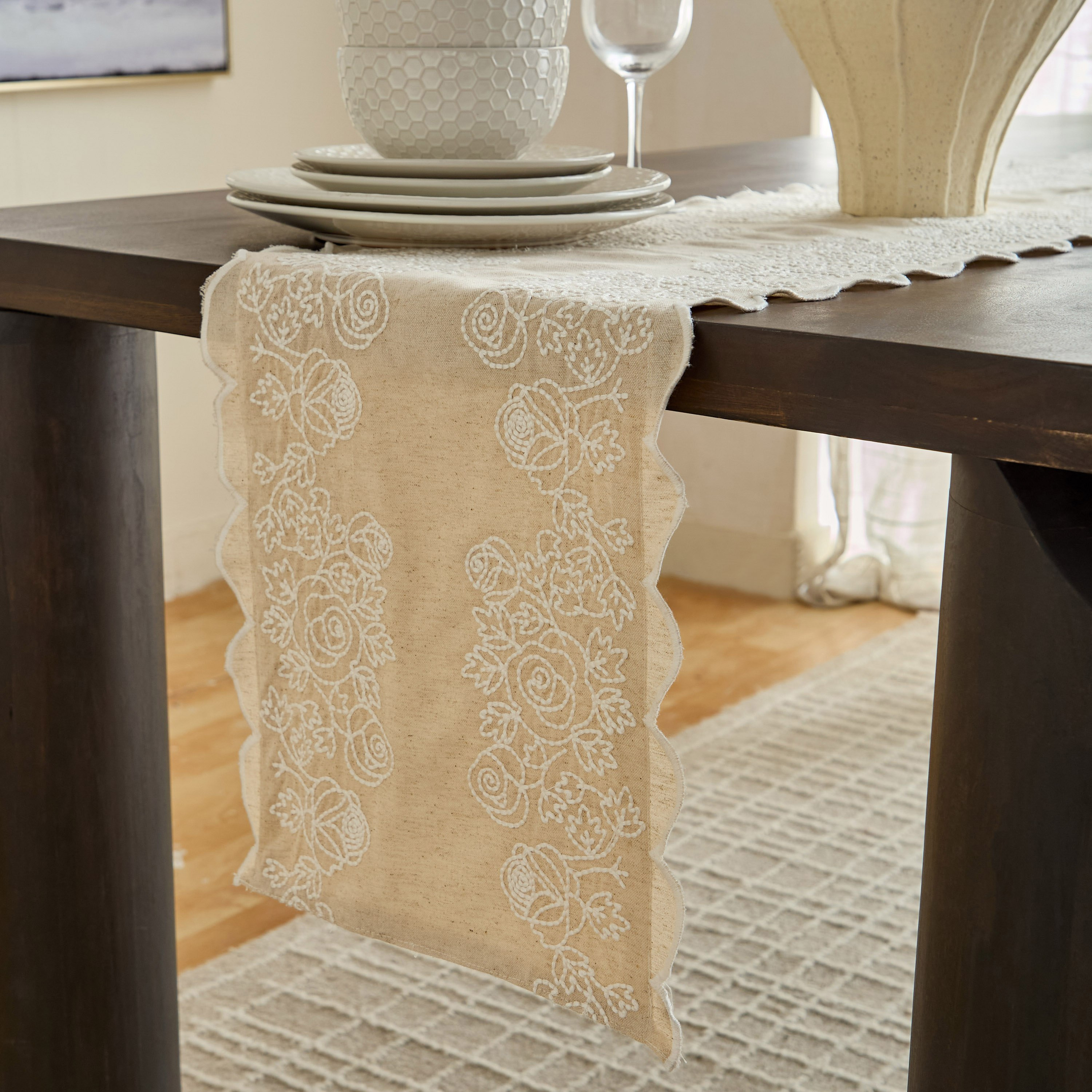 مفرش طاولة من سكالوب - 33x180 سم-hbxdecorandfurnishings-homefurnishings-tablelinens-image-2