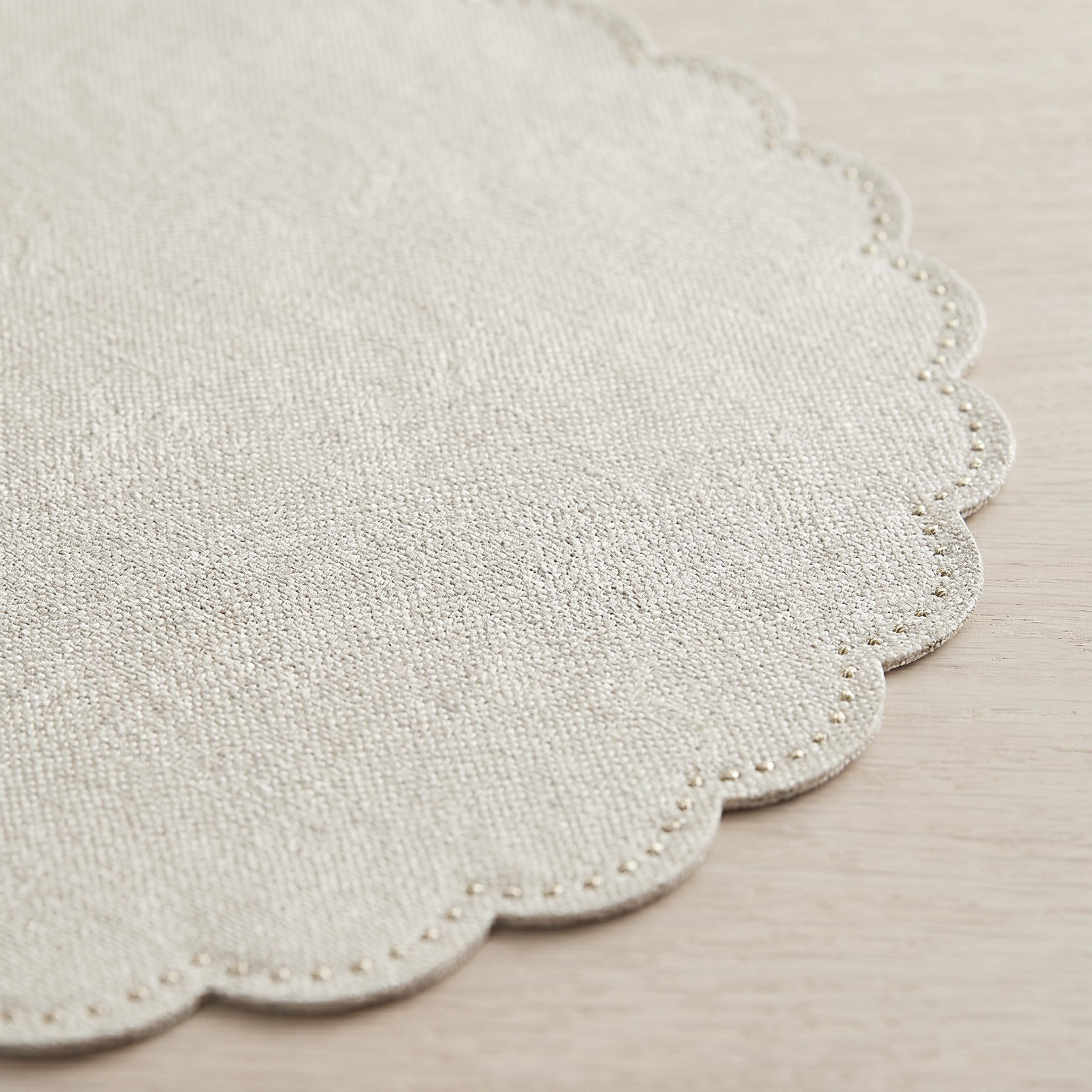 Layon Scallop Stud Jali Round Placemat - 38x38 cm-hbxdecorandfurnishings-homefurnishings-tablelinens-image-2