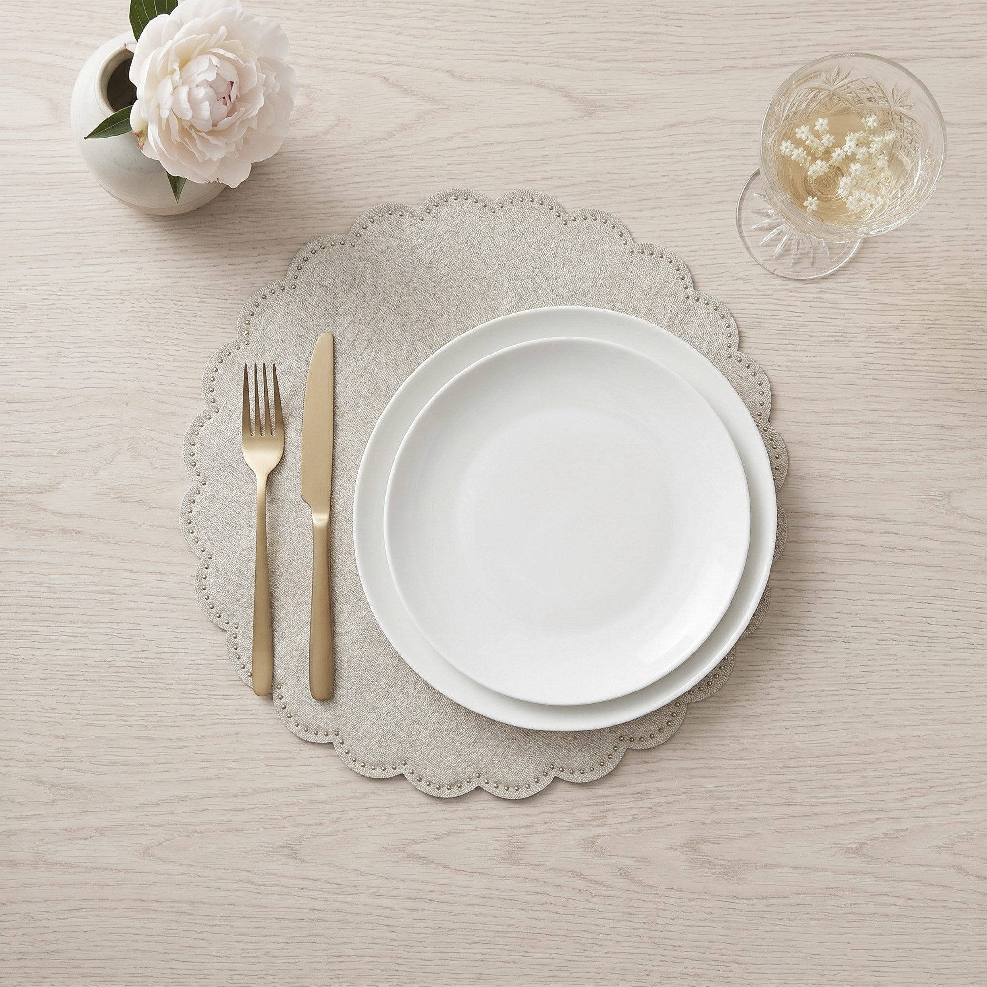 Layon Scallop Stud Jali Round Placemat - 38x38 cm-hbxdecorandfurnishings-homefurnishings-tablelinens-image-3