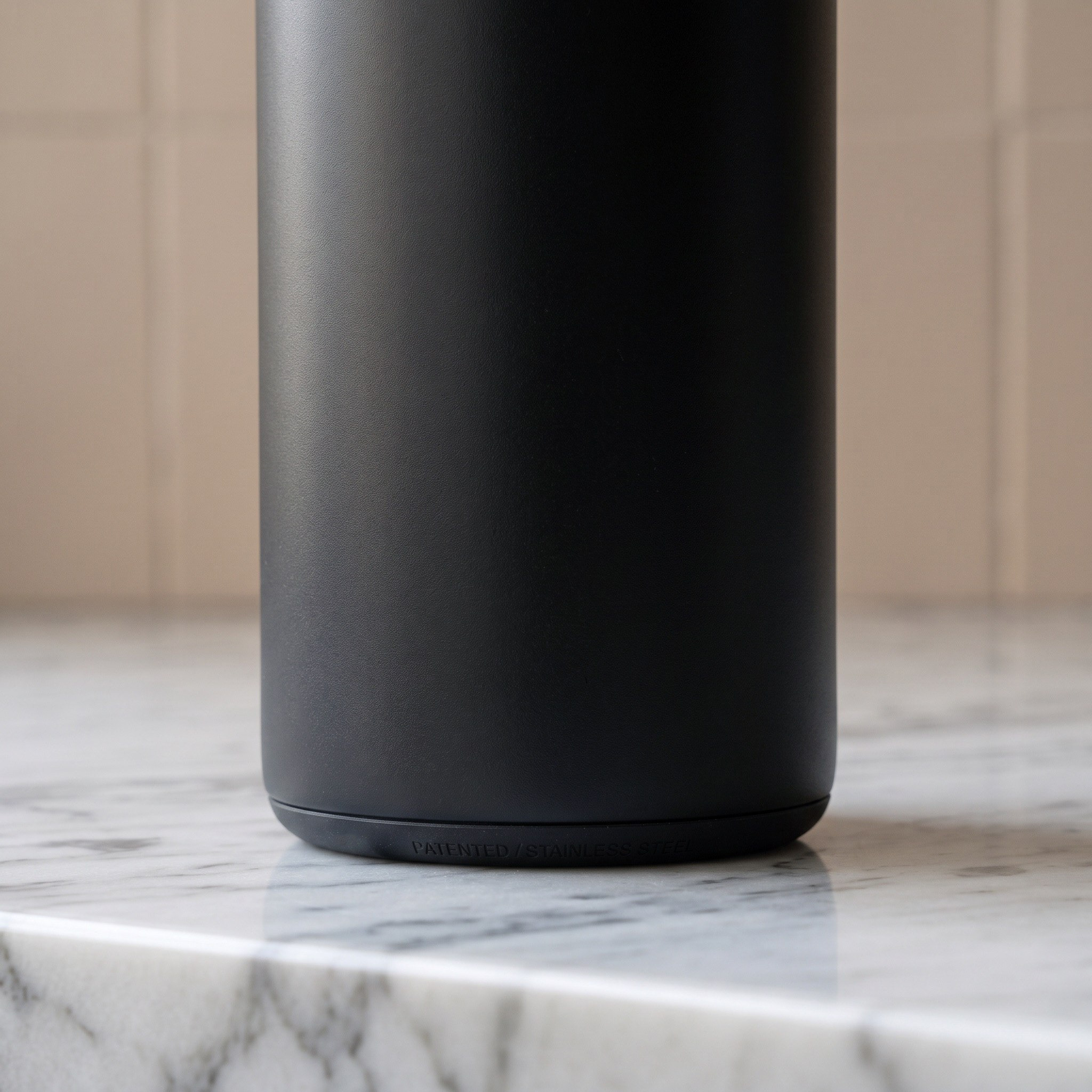 قارورة فولاذ بجدار مزدوج مع حامل هاتف محمول من كاري - 700 مل-hbxhomeware-hbxkitchen-image-3