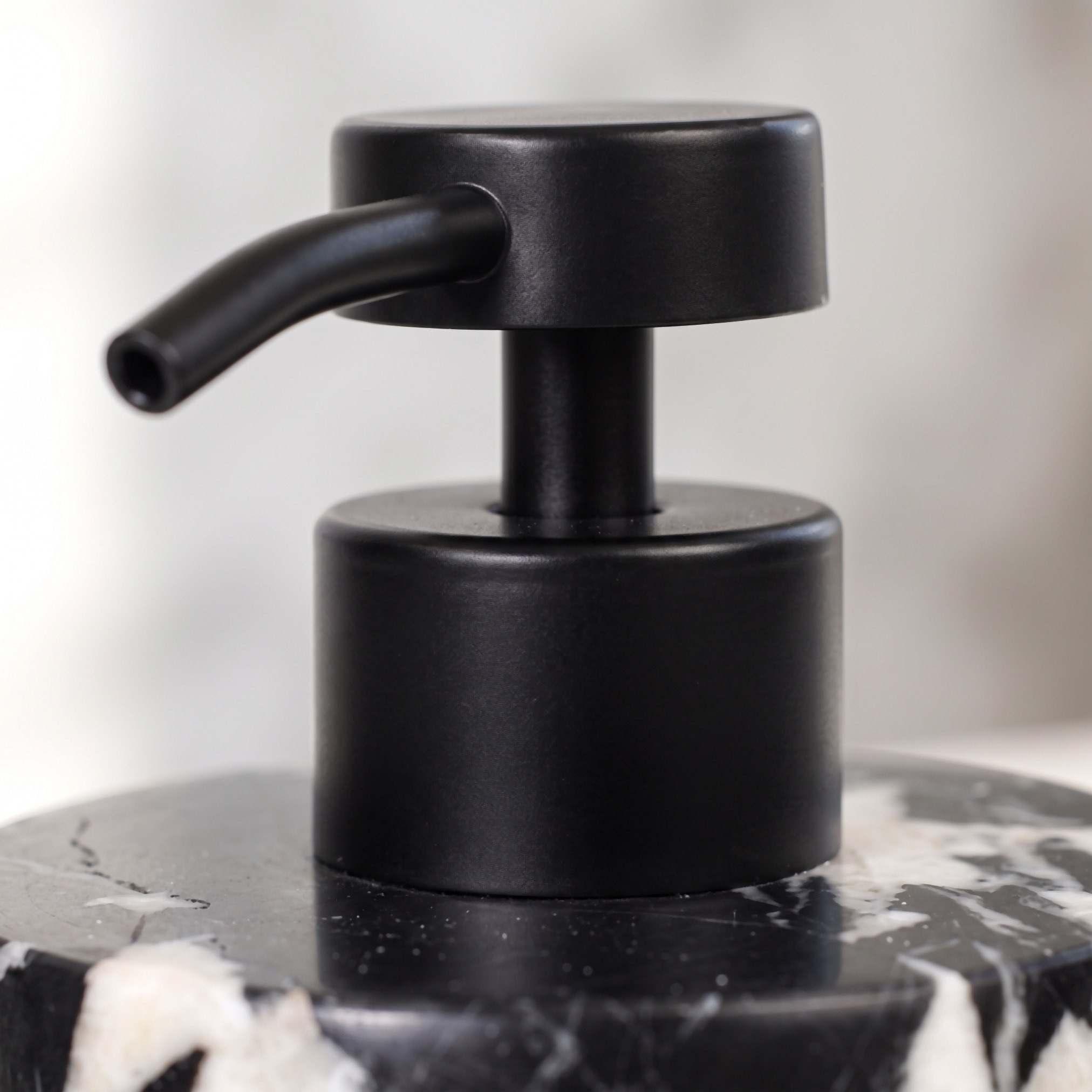 Onyx Marble Soap Dispenser - 9x9x13 cm-hbxdecorandfurnishings-bathroomaccessories-bathroomsets-image-2