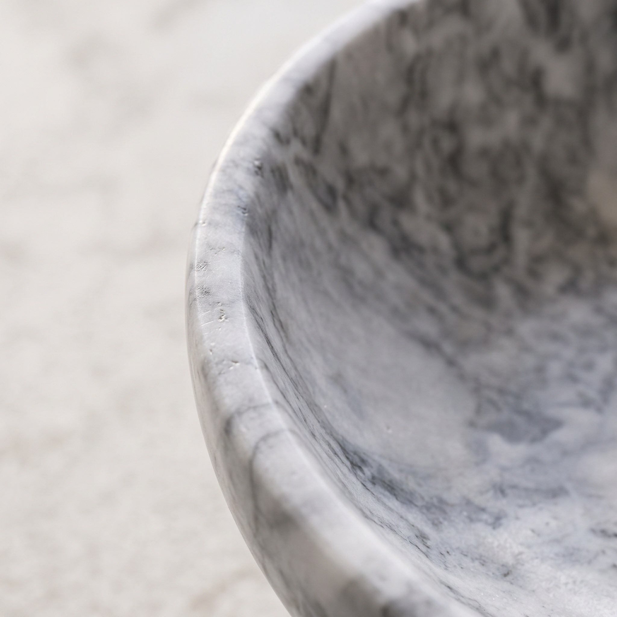 وعاء رخام بقاعدة من بيانكا - 18.5x18.5x13 سم-hbxdecorandfurnishings-homeaccessories-bowls-image-2