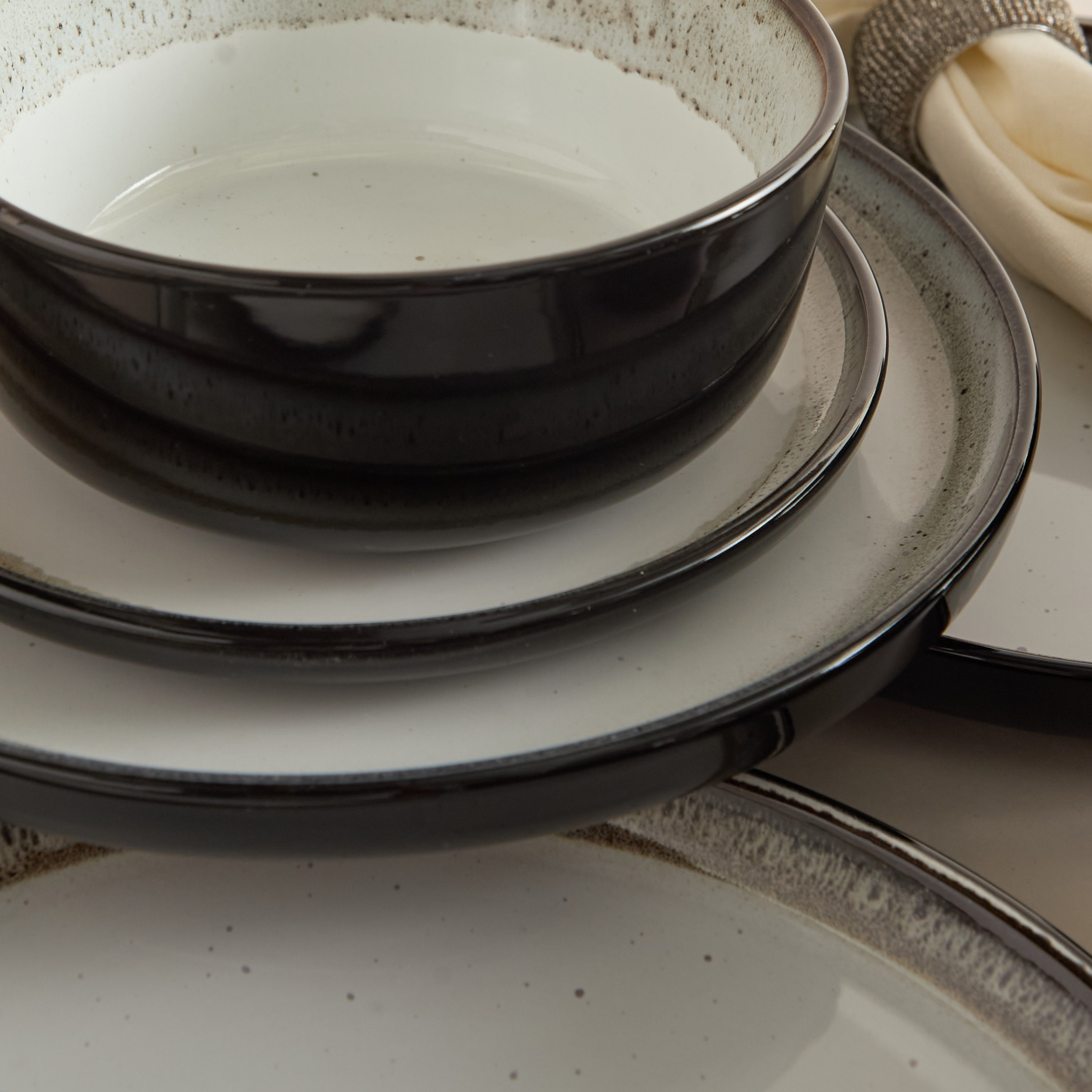طقم عشاء 18 قطعة دافوديل ريأكتيف من إليجينزا - يكفي 6 أشخاص-hbxdiningroom-tabletop-dinnersets-image-2