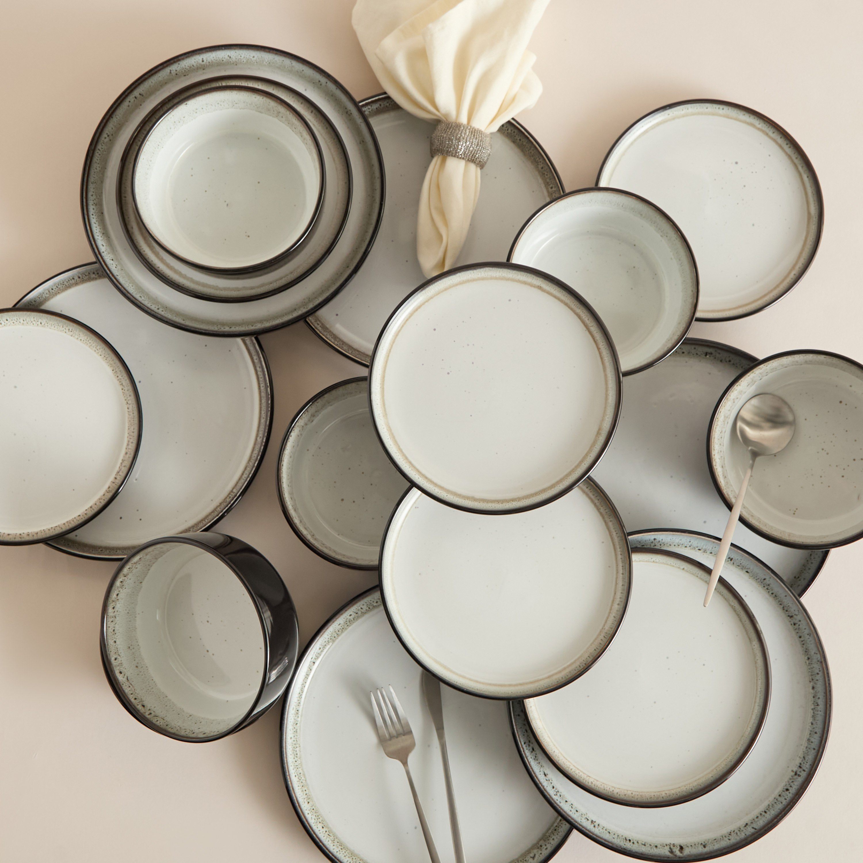 طقم عشاء 18 قطعة دافوديل ريأكتيف من إليجينزا - يكفي 6 أشخاص-hbxdiningroom-tabletop-dinnersets-image-4
