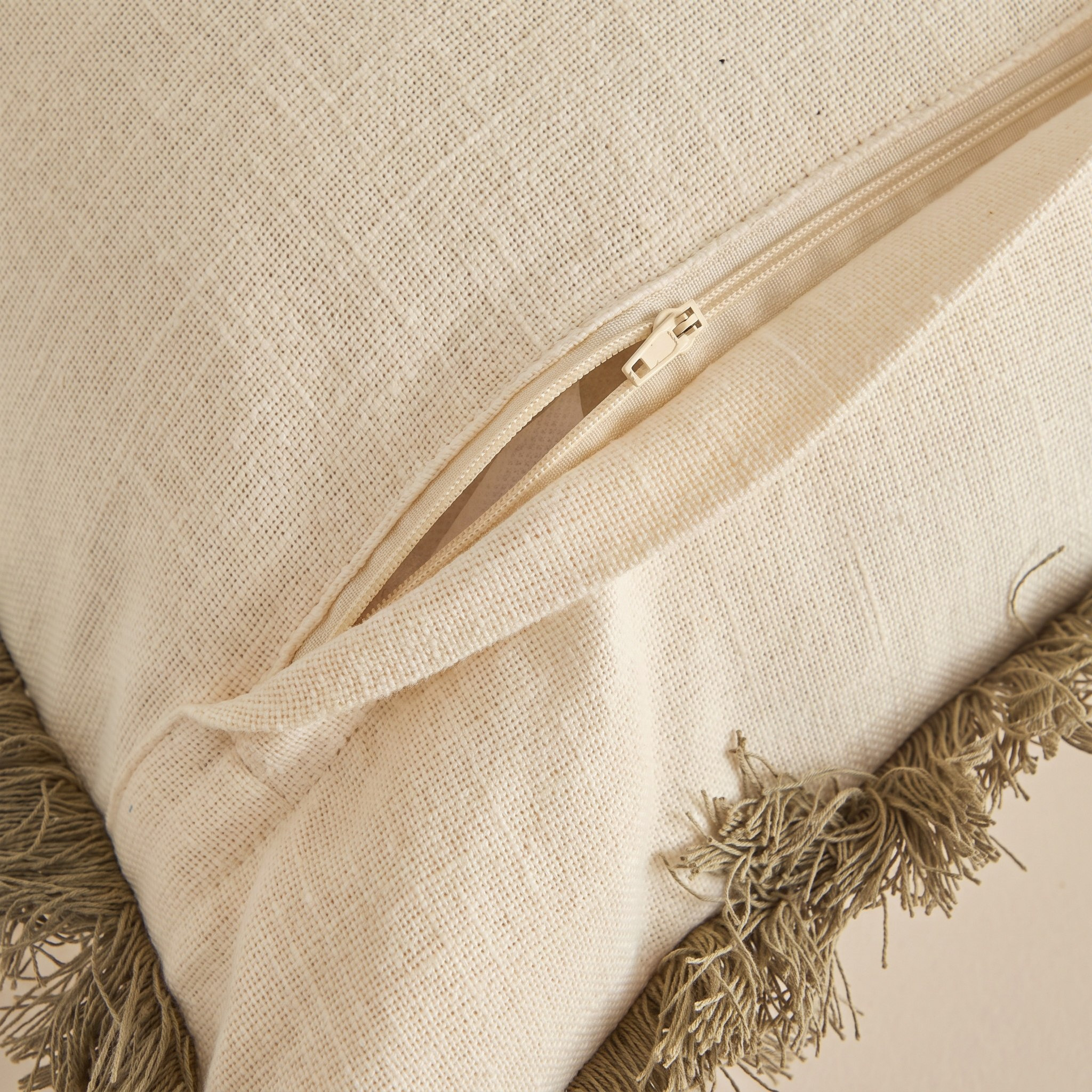 وسادة محشوة بتصميم أوراق نخيل زوم من بالم ليف - 50x50 سم-hbxlivingroom-furnishings-cushionsandcovers-filledcushions-image-2