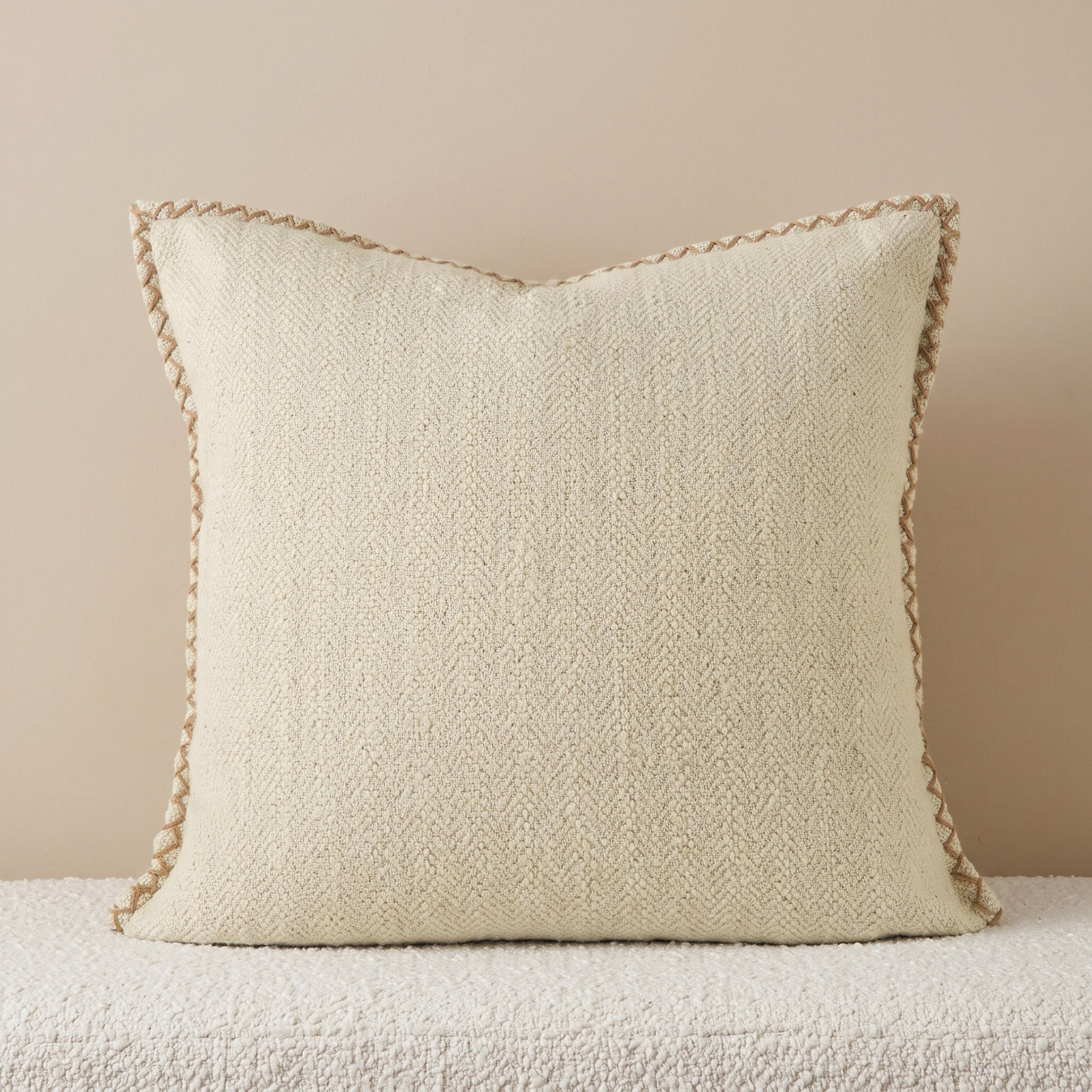 وسادة سادة محشوة بتصميم بارز من تيرا - 50x50 سم-hbxlivingroom-furnishings-cushionsandcovers-filledcushions-image-1