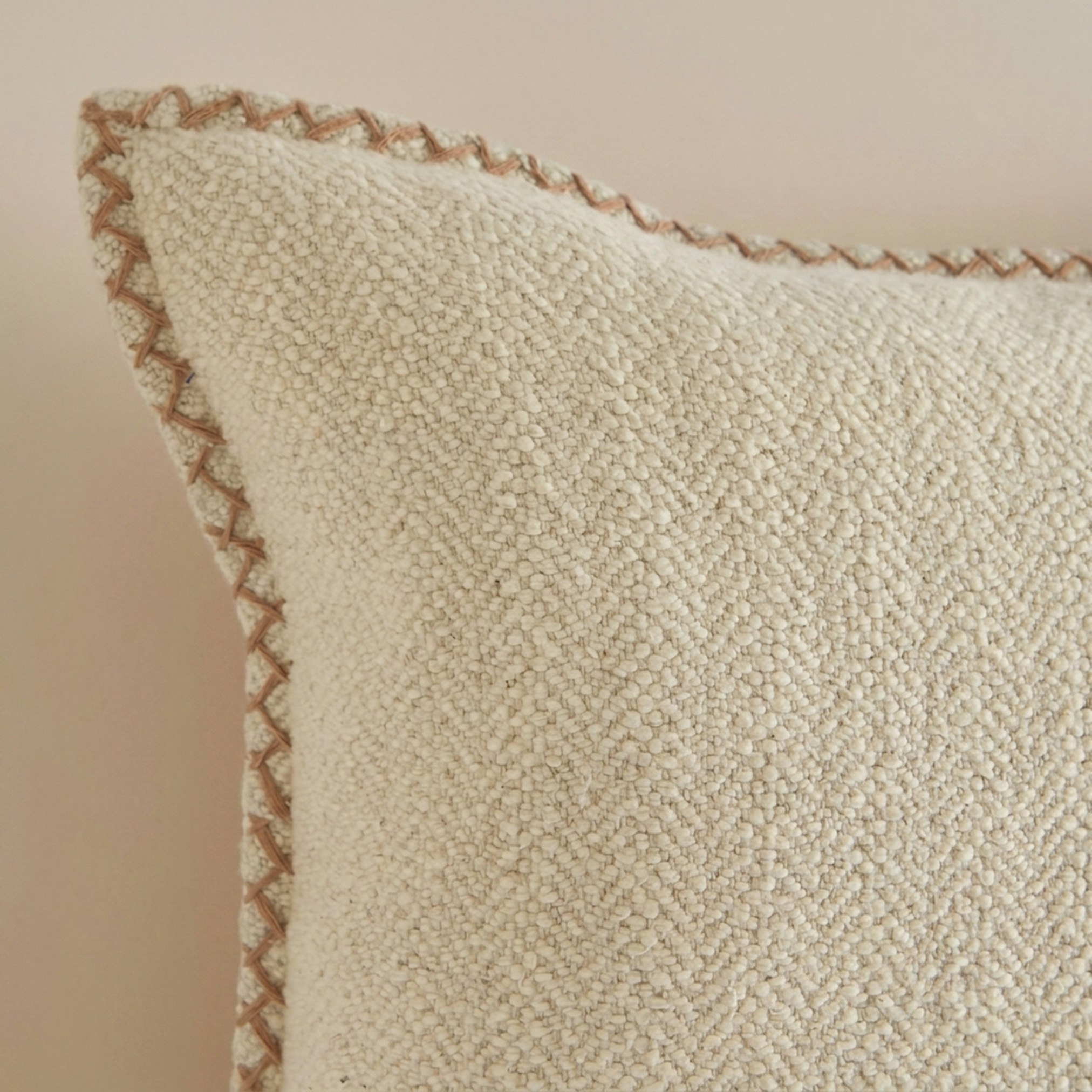 وسادة سادة محشوة بتصميم بارز من تيرا - 50x50 سم-hbxlivingroom-furnishings-cushionsandcovers-filledcushions-image-3