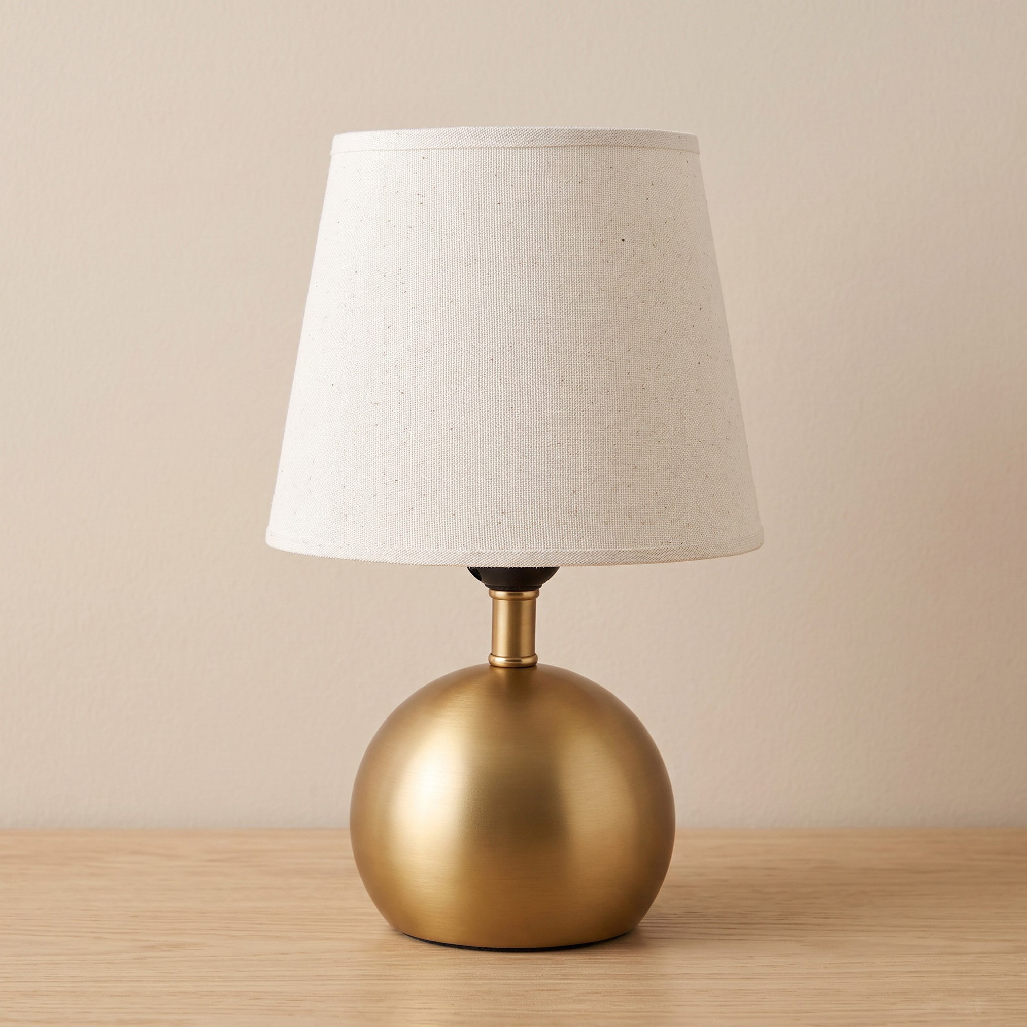 مصباح طاولة معدني بغطاء من الكتان من جلين - 17×17×28 سم-hbxlivingroom-lighting-tablelamps-image-1