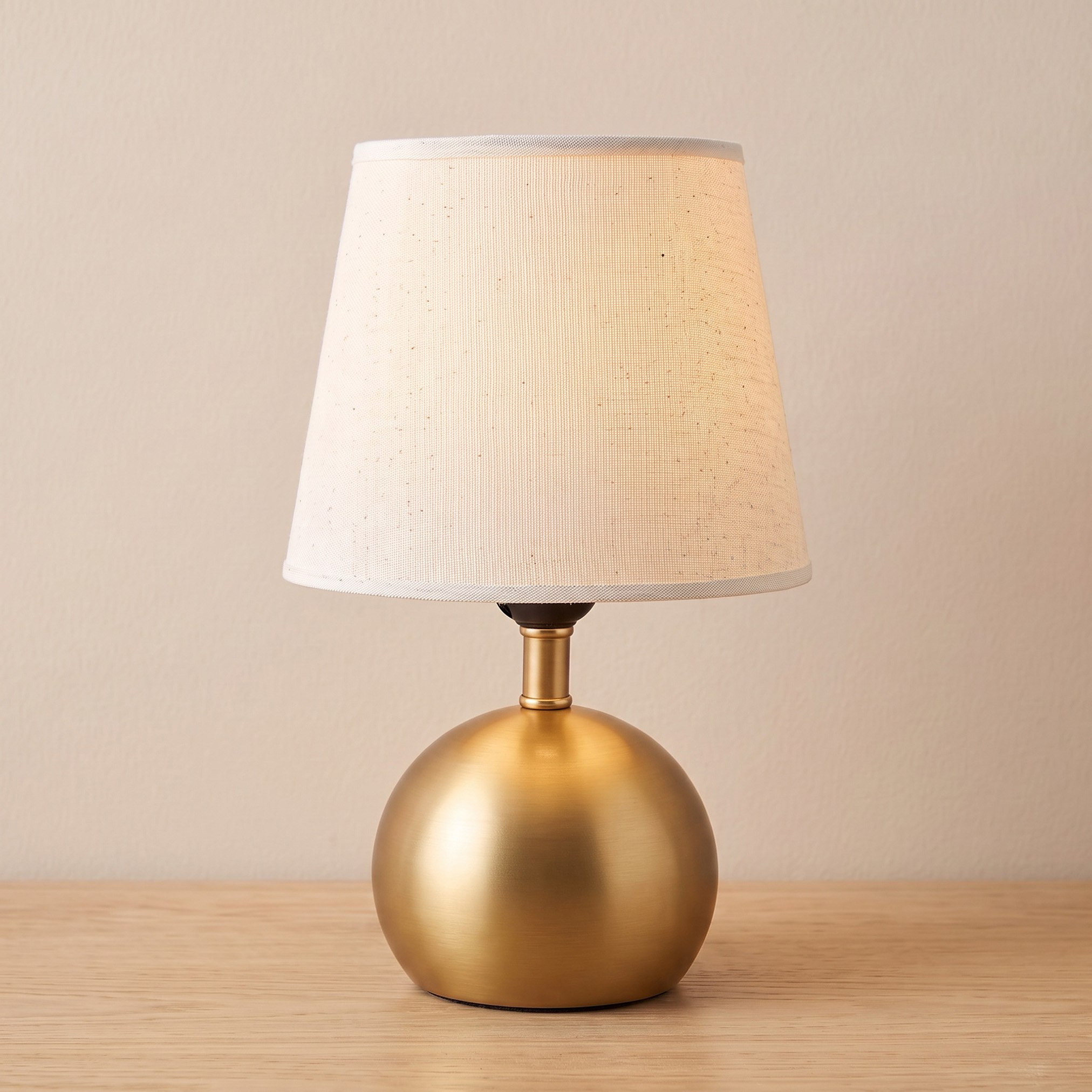 مصباح طاولة معدني بغطاء من الكتان من جلين - 17×17×28 سم-hbxlivingroom-lighting-tablelamps-image-2