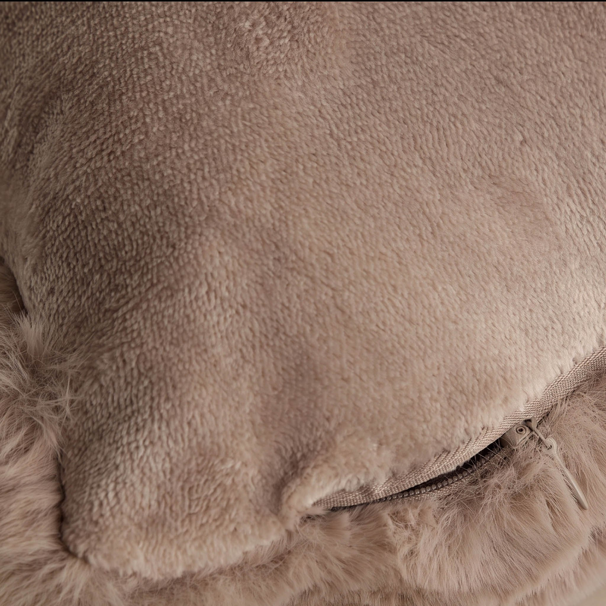 وسادة محشوة فرو صناعي وجهين فقاعات ناعمة من نيس - 50x50 سم-hbxlivingroom-furnishings-cushionsandcovers-filledcushions-image-3
