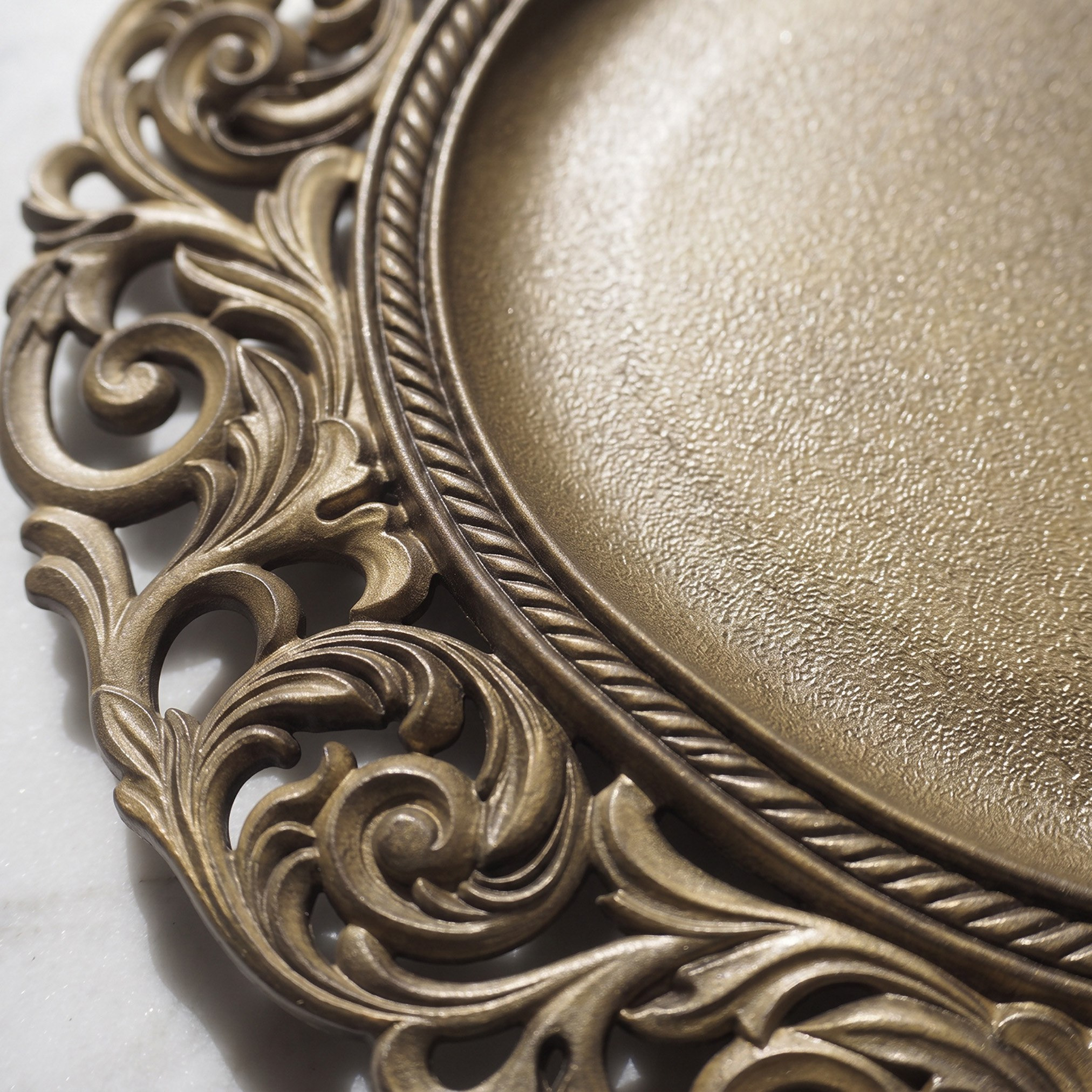 صحن تشارجر شفاف مزين بالخرز من نيرو - 32 سم-hbxdecorandfurnishings-tabletop-crockery-image-2