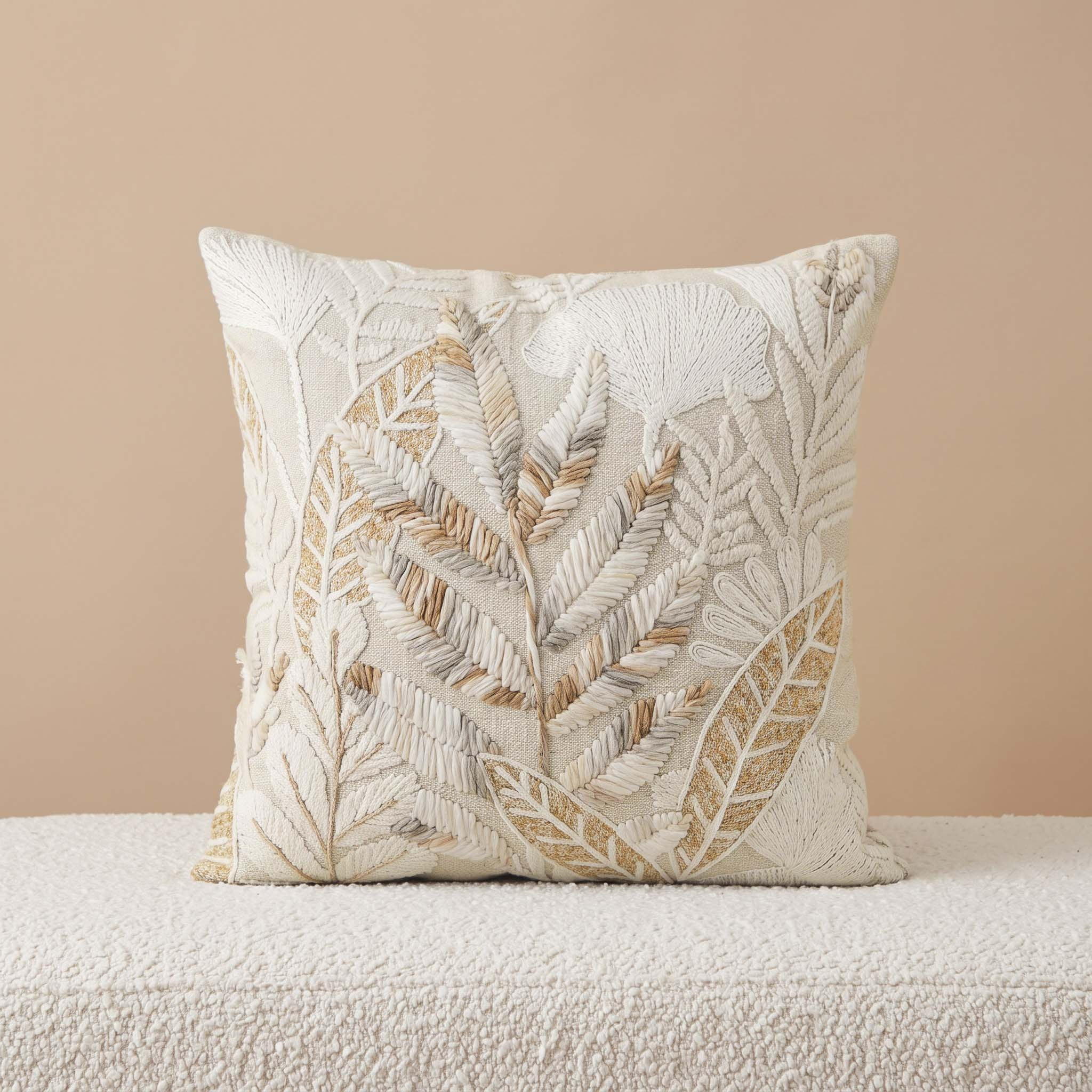وسادة محشوة مزينة بأوراق وهيرينجبون من ثيا - 50 × 50 سم-hbxlivingroom-furnishings-cushionsandcovers-filledcushions-image-1