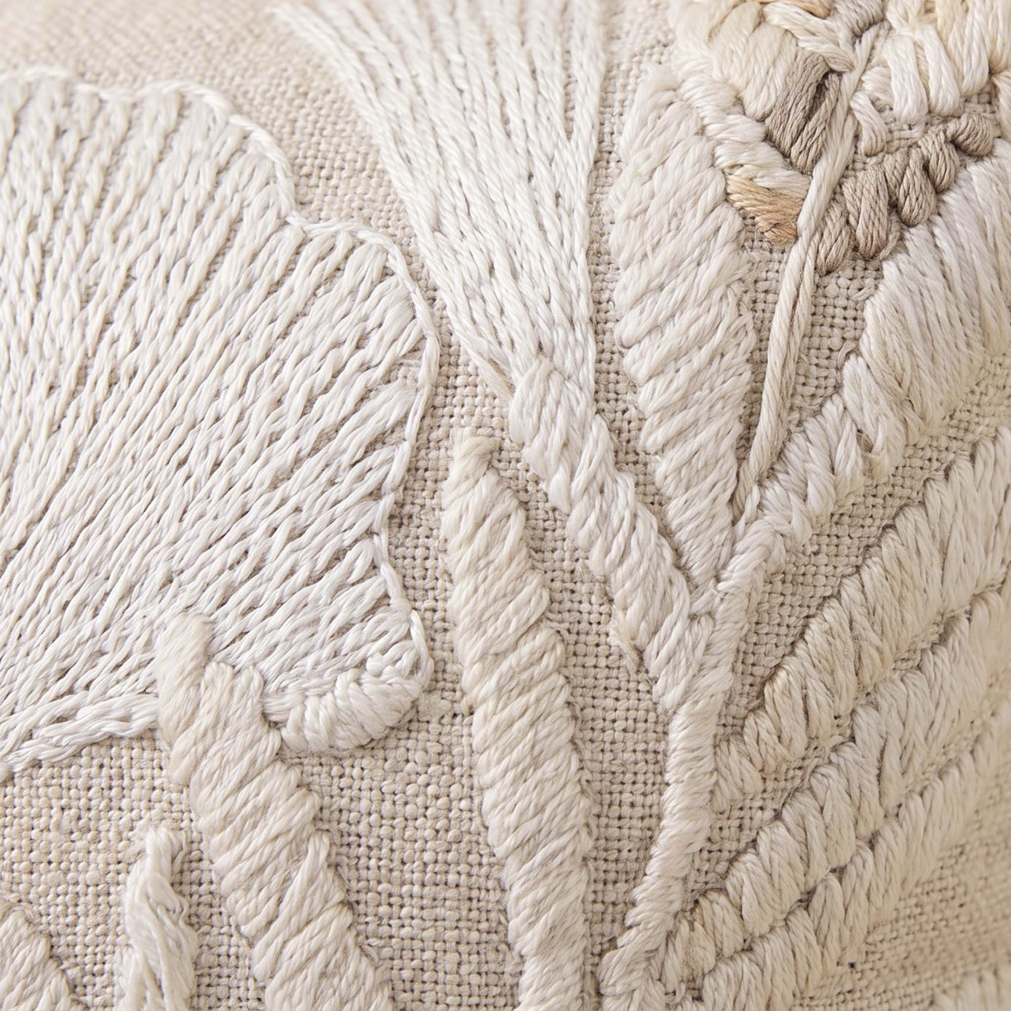 وسادة محشوة مزينة بأوراق وهيرينجبون من ثيا - 50 × 50 سم-hbxlivingroom-furnishings-cushionsandcovers-filledcushions-image-3