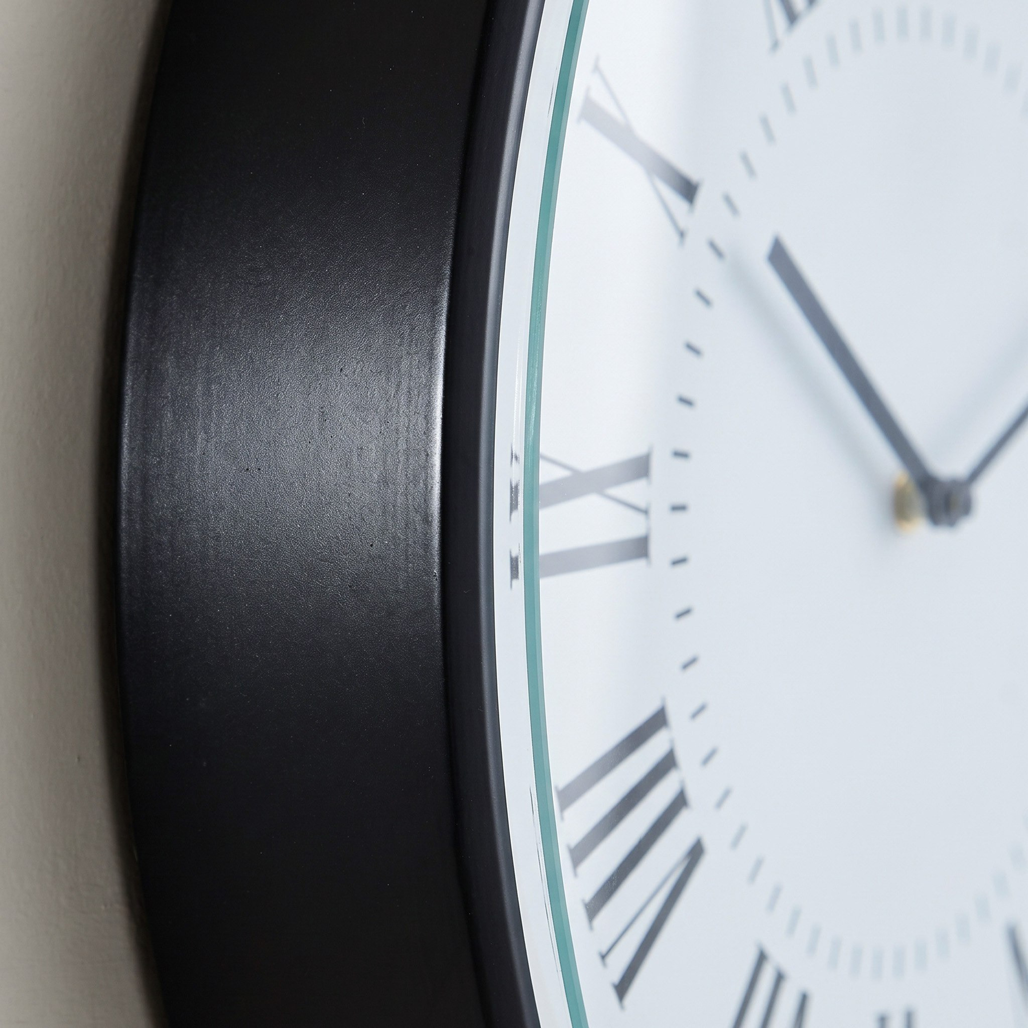ساعة حائط بأرقام رومانية من زمان - 45.3x45.3x4.2 سم-hbxdecorandfurnishings-homeaccessories-clocks-image-2