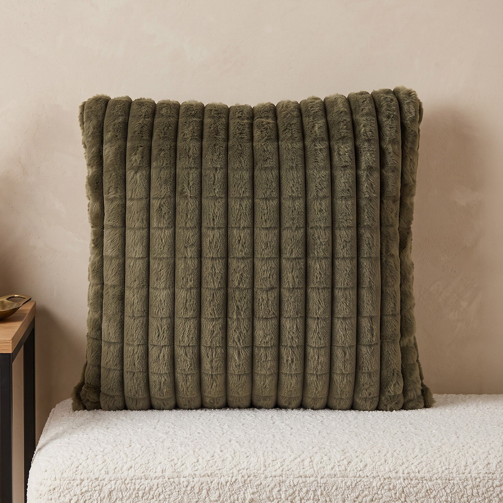 وسادة محشوة مخملية بأنماط مربعات من إلسدون - 50 × 50 سم-hbxlivingroom-furnishings-cushionsandcovers-filledcushions-image-1