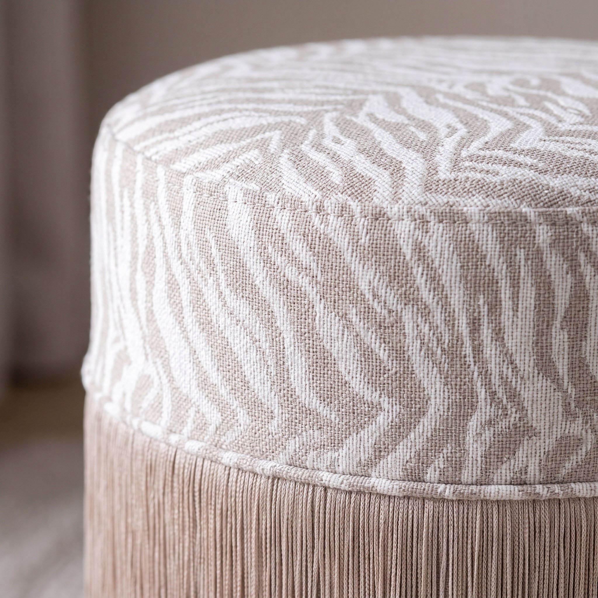 مقعد عثماني قماشي بشُرّابات ريجا من ديار-hbxlivingroom-sofasandarmchairs-ottomansandfootstools-image-2