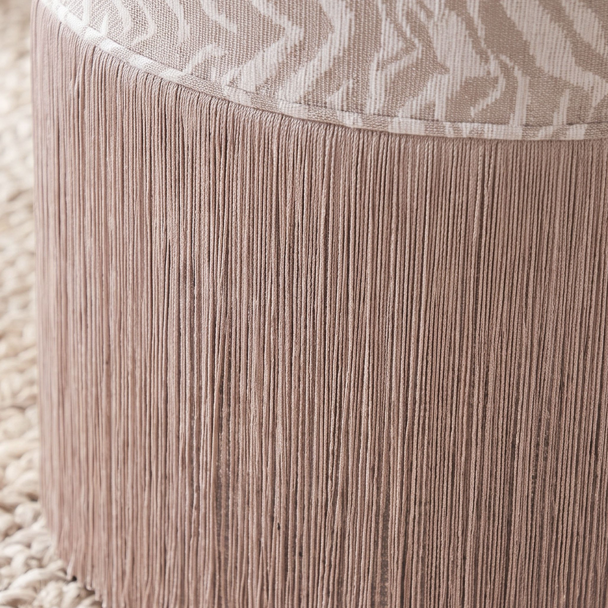 مقعد عثماني قماشي بشُرّابات ريجا من ديار-hbxlivingroom-sofasandarmchairs-ottomansandfootstools-image-3