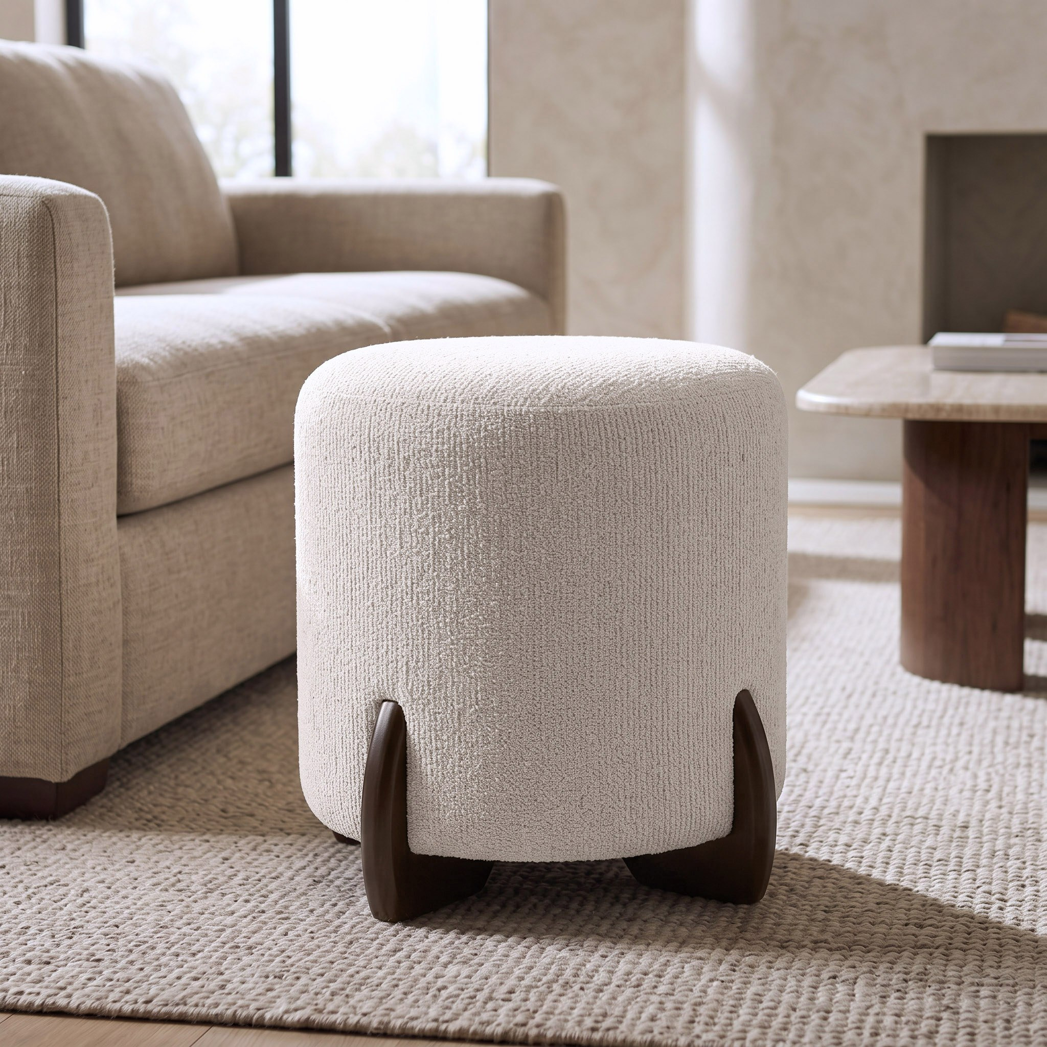مقعد عثماني قماشي بقاعدة خشبية من فيفيان-hbxlivingroom-sofasandarmchairs-ottomansandfootstools-image-1