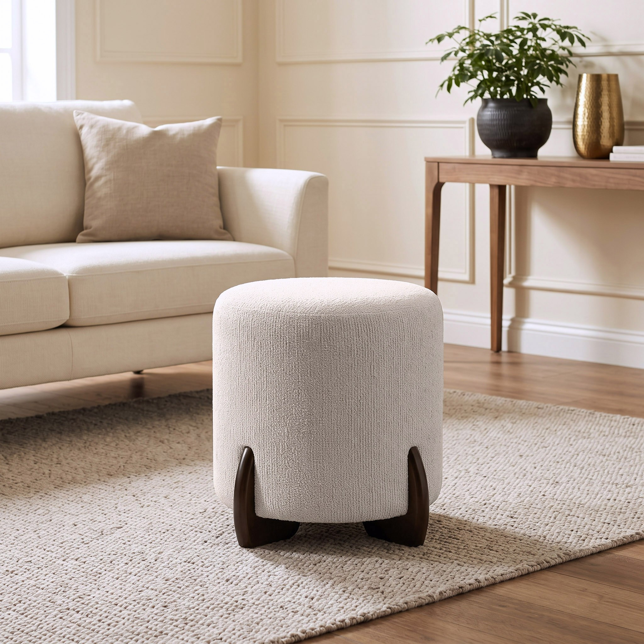 مقعد عثماني قماشي بقاعدة خشبية من فيفيان-hbxlivingroom-sofasandarmchairs-ottomansandfootstools-image-4