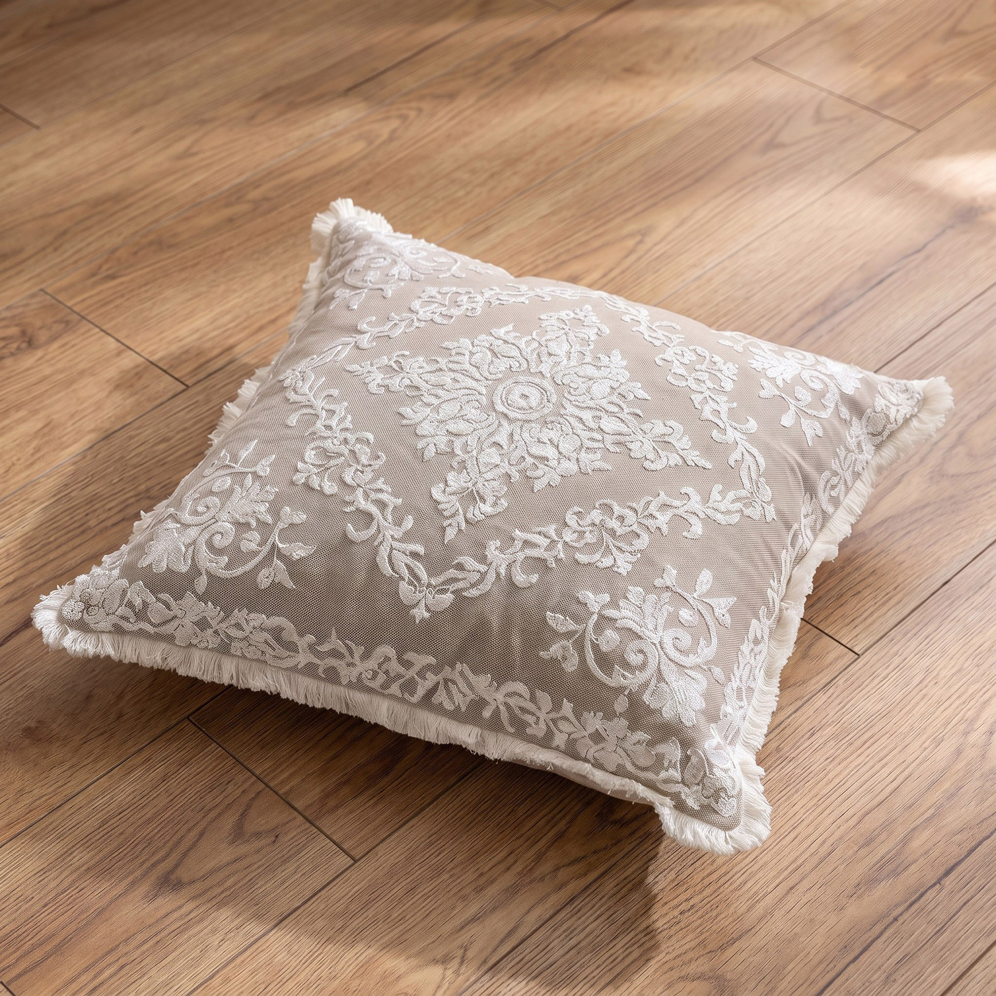 وسادة مطرزة بنقوش ميدالية من مهرجان أيلا – 45×45 سم-hbxlivingroom-furnishings-cushionsandcovers-filledcushions-image-1