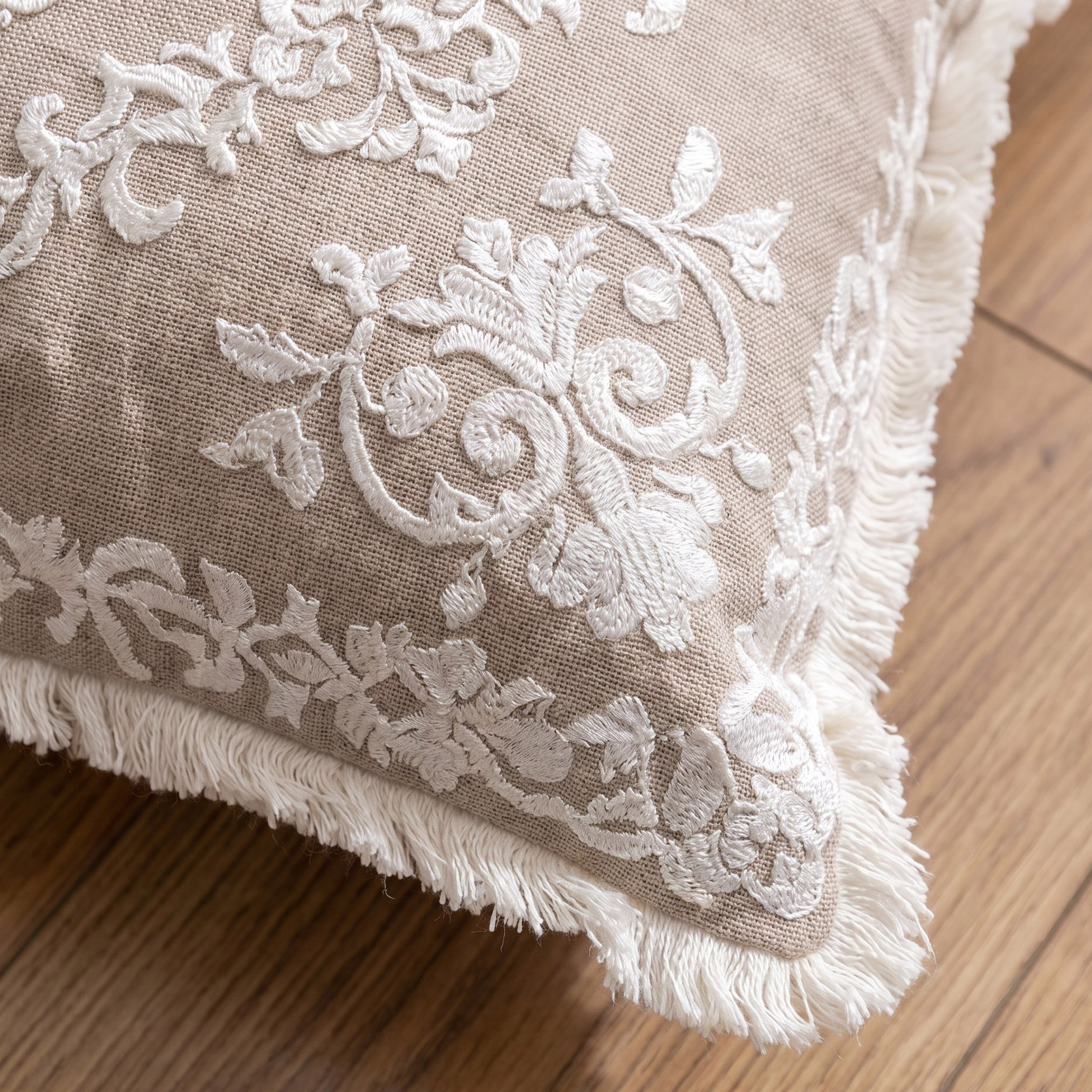 وسادة مطرزة بنقوش ميدالية من مهرجان أيلا – 45×45 سم-hbxlivingroom-furnishings-cushionsandcovers-filledcushions-image-2