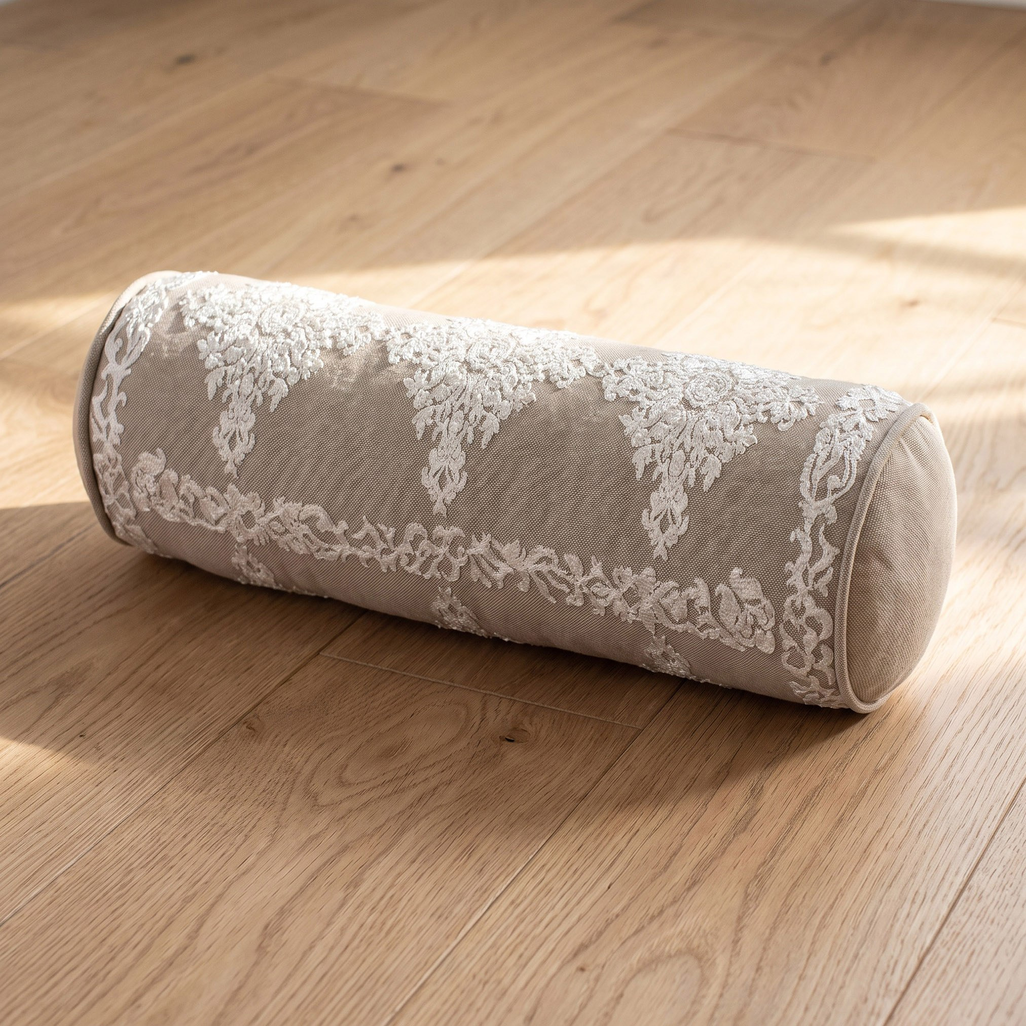 وسادة أسطوانية مطرزة بنقوش ميدالية من مهرجان أيلا – 50×15 سم-hbxlivingroom-furnishings-cushionsandcovers-filledcushions-image-1