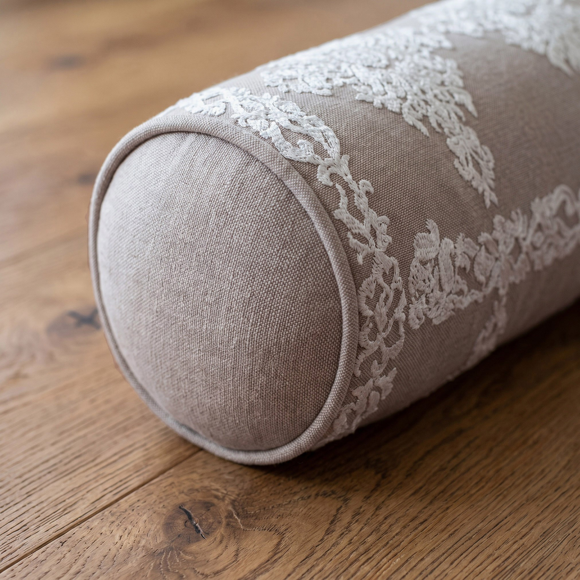 وسادة أسطوانية مطرزة بنقوش ميدالية من مهرجان أيلا – 50×15 سم-hbxlivingroom-furnishings-cushionsandcovers-filledcushions-image-2