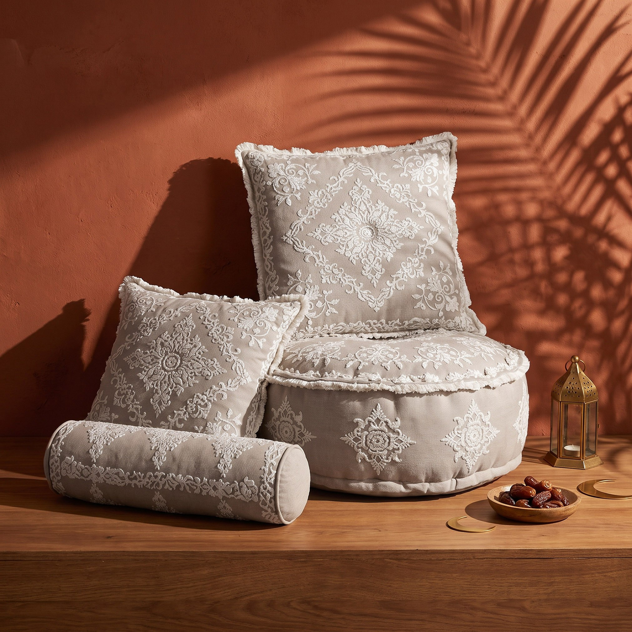 وسادة أسطوانية مطرزة بنقوش ميدالية من مهرجان أيلا – 50×15 سم-hbxlivingroom-furnishings-cushionsandcovers-filledcushions-image-3