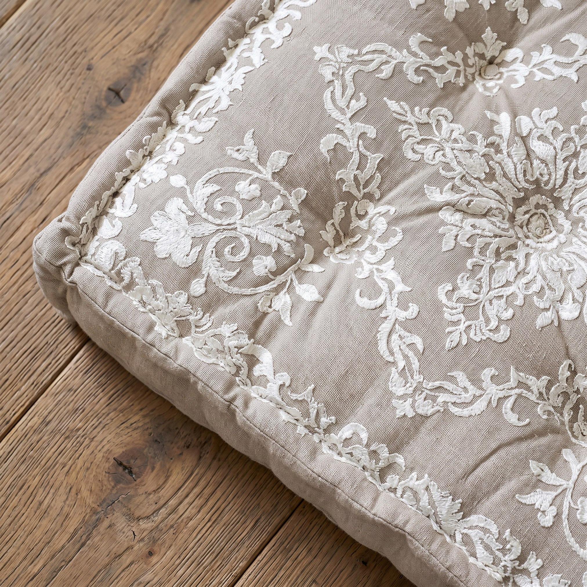 وسادة أرضية مطرزة بنقوش ميدالية من مهرجان أيلا – 60×60×12 سم-hbxdecorandfurnishings-homefurnishings-cushionsandcovers-floorcushions-image-2