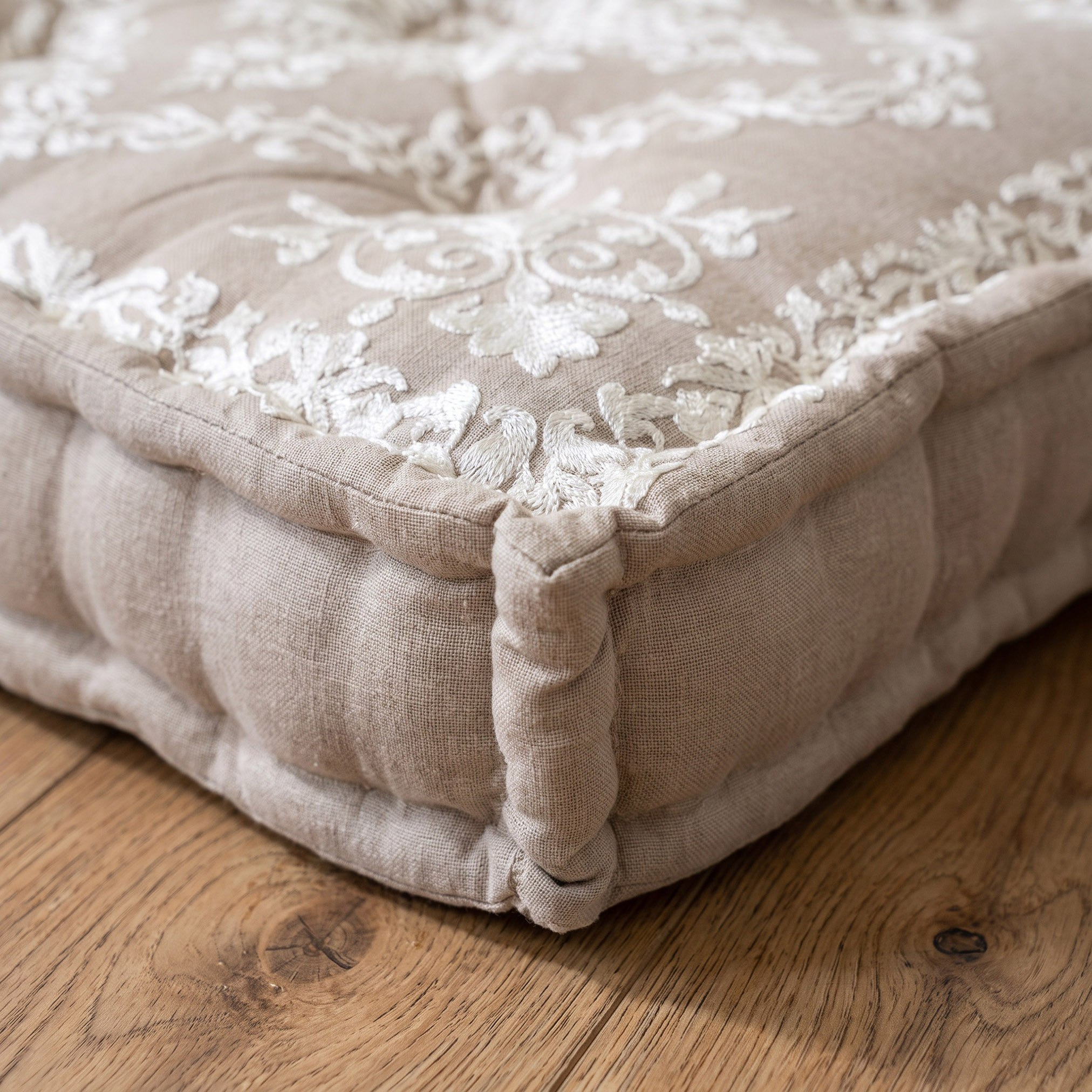 وسادة أرضية مطرزة بنقوش ميدالية من مهرجان أيلا – 60×60×12 سم-hbxdecorandfurnishings-homefurnishings-cushionsandcovers-floorcushions-image-3