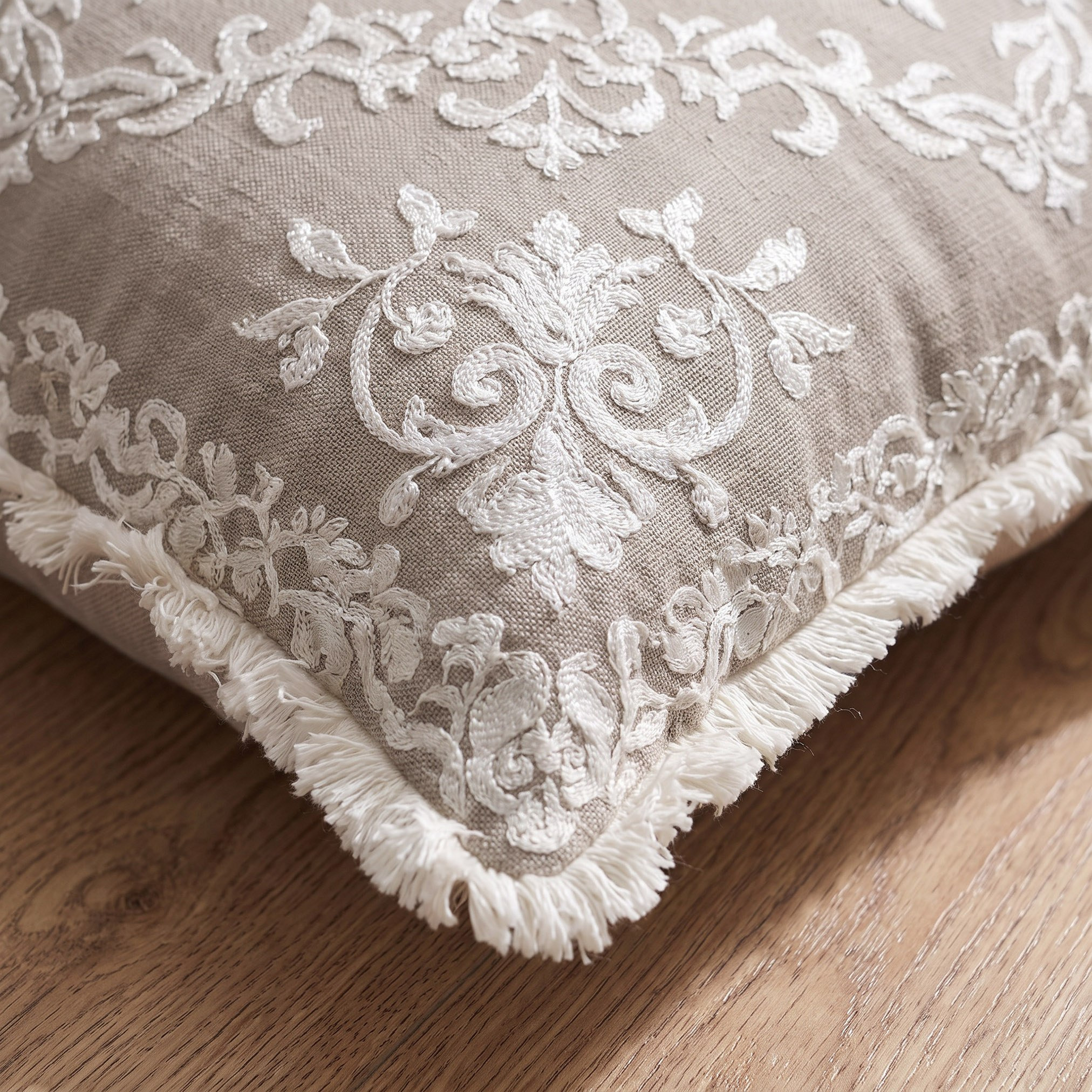 وسادة مطرزة بنقوش ميدالية من مهرجان أيلا – 60×60 سم-hbxlivingroom-furnishings-cushionsandcovers-filledcushions-image-2