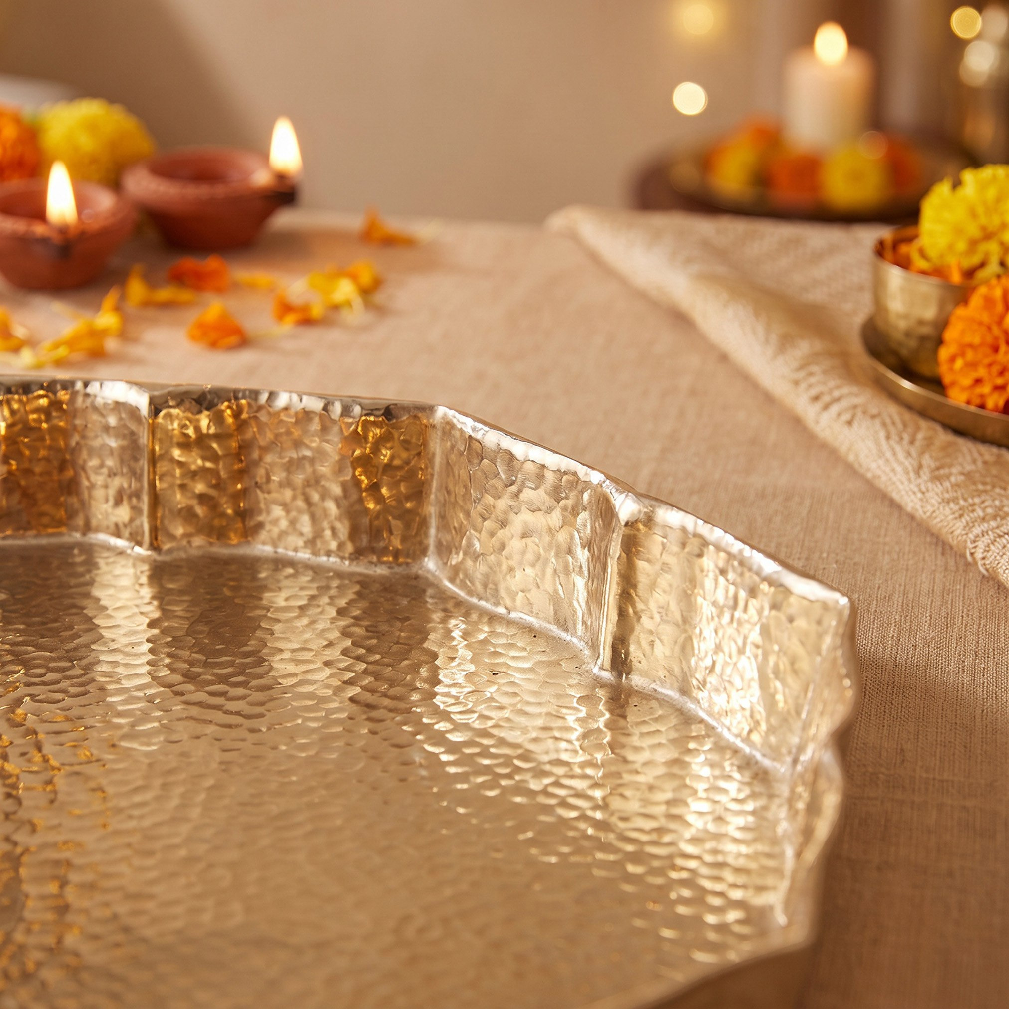 صينية مطروقة بارزة الملمس من أرونيا لوتس - 30 × 29 سم-hbxdecorandfurnishings-tabletop-trays-image-3