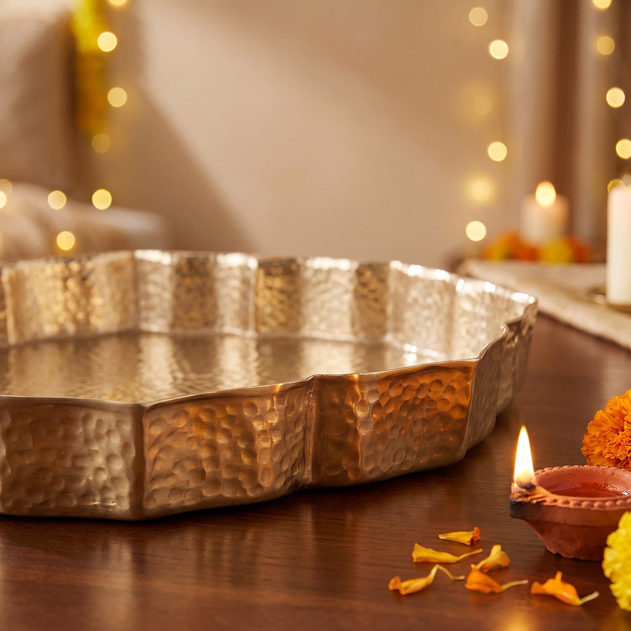صينية مطروقة بارزة الملمس من أرونيا لوتس - 30 × 29 سم-hbxdecorandfurnishings-tabletop-trays-image-4