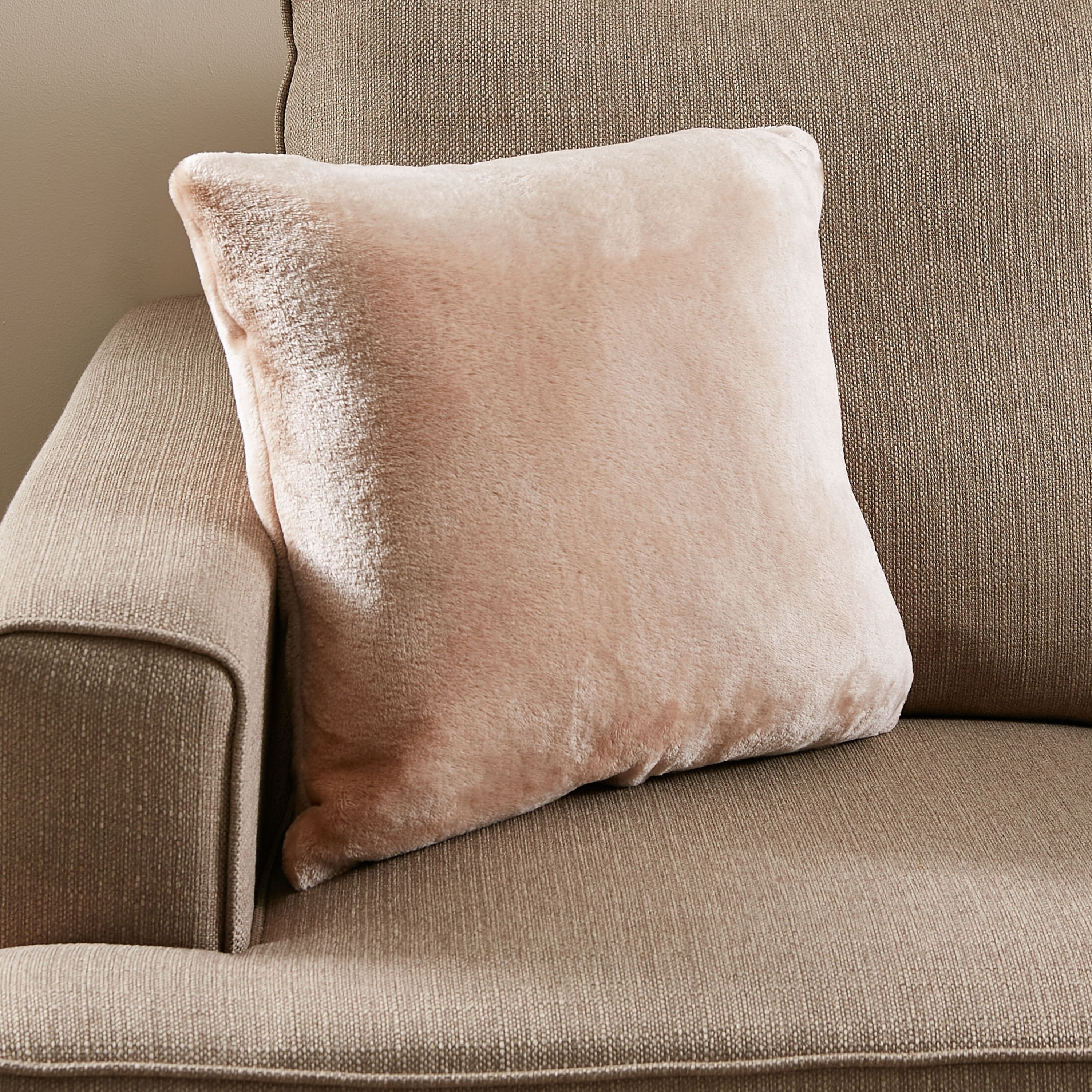 وسادة محشوة من لافيش - طقم من قطعتين-hbxlivingroom-furnishings-cushionsandcovers-filledcushions-image-2