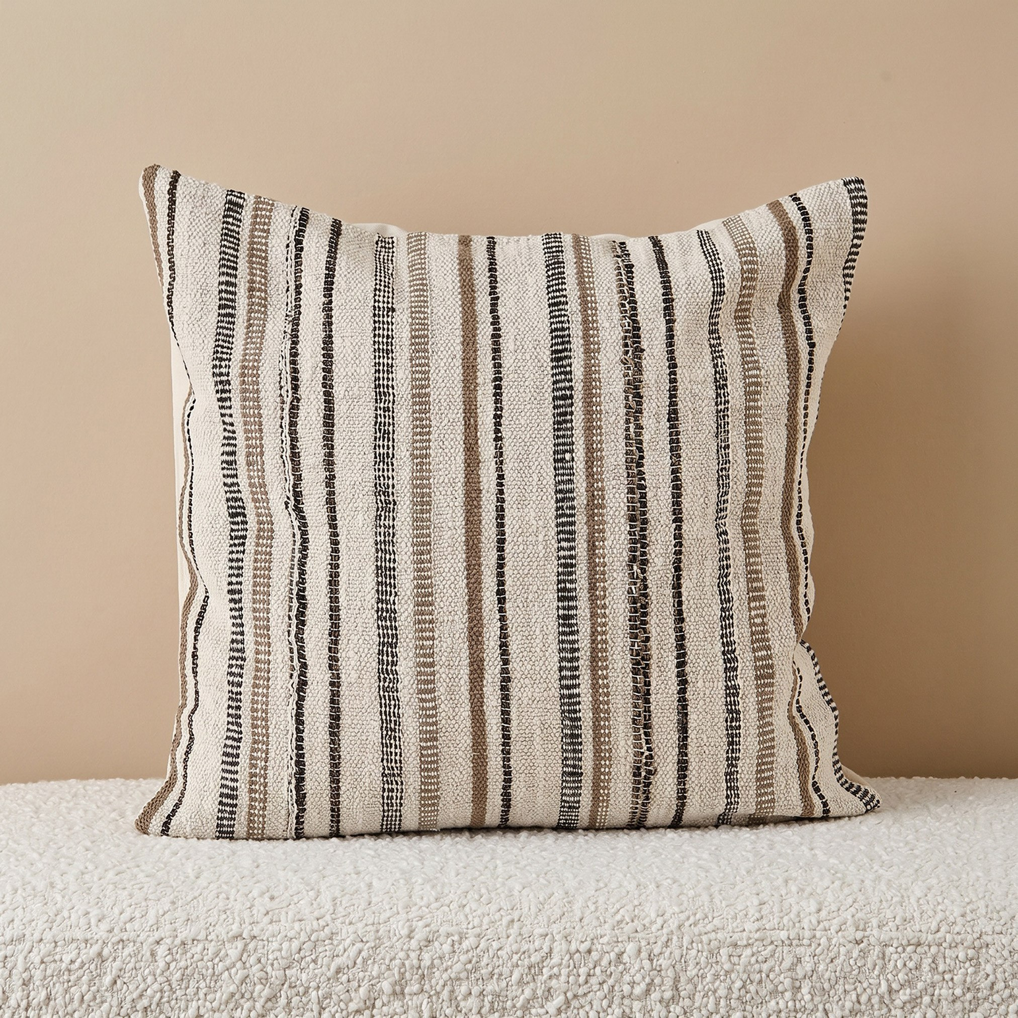 وسادة محشوة من مونوكروم - طقم من قطعتين-hbxlivingroom-furnishings-cushionsandcovers-filledcushions-image-2